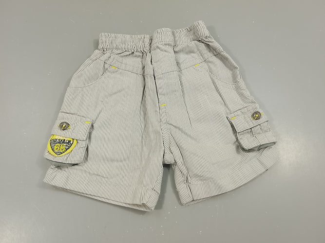 Short ligné gris clair, blanc  avec écusson, moins cher chez Petit Kiwi