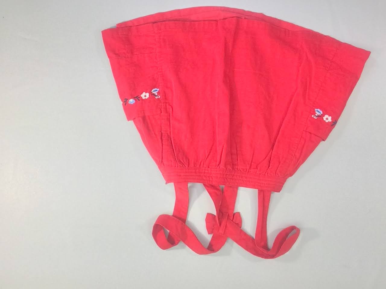 Jupe velours rouge à bretelles amovibles fleurs poches