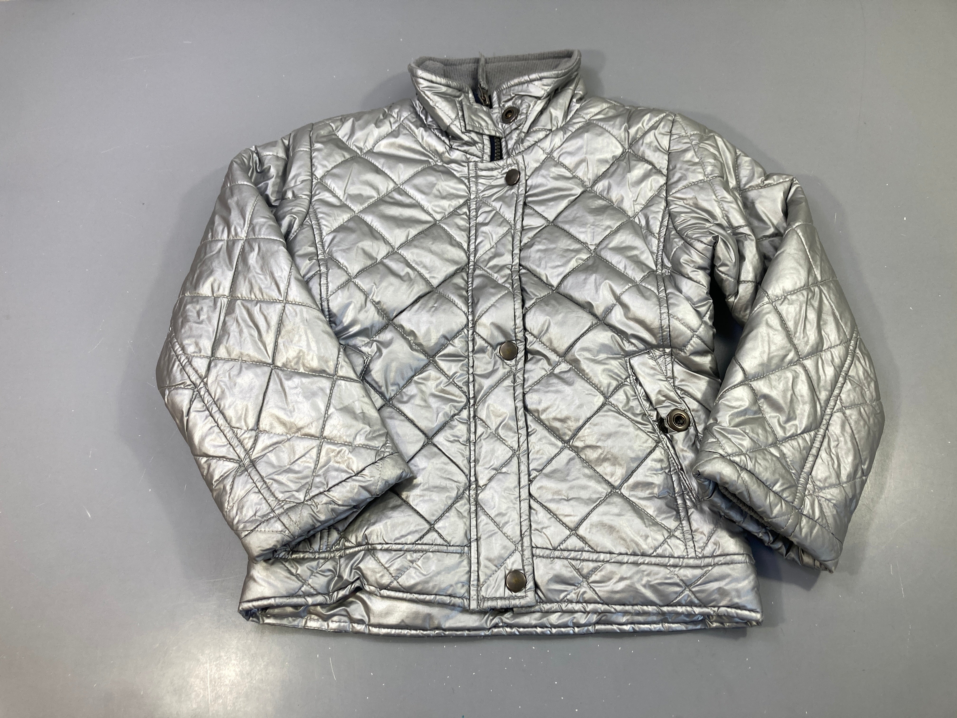 Blouson matelassé argenté, poches à rabat, bas et poignets élastiqués