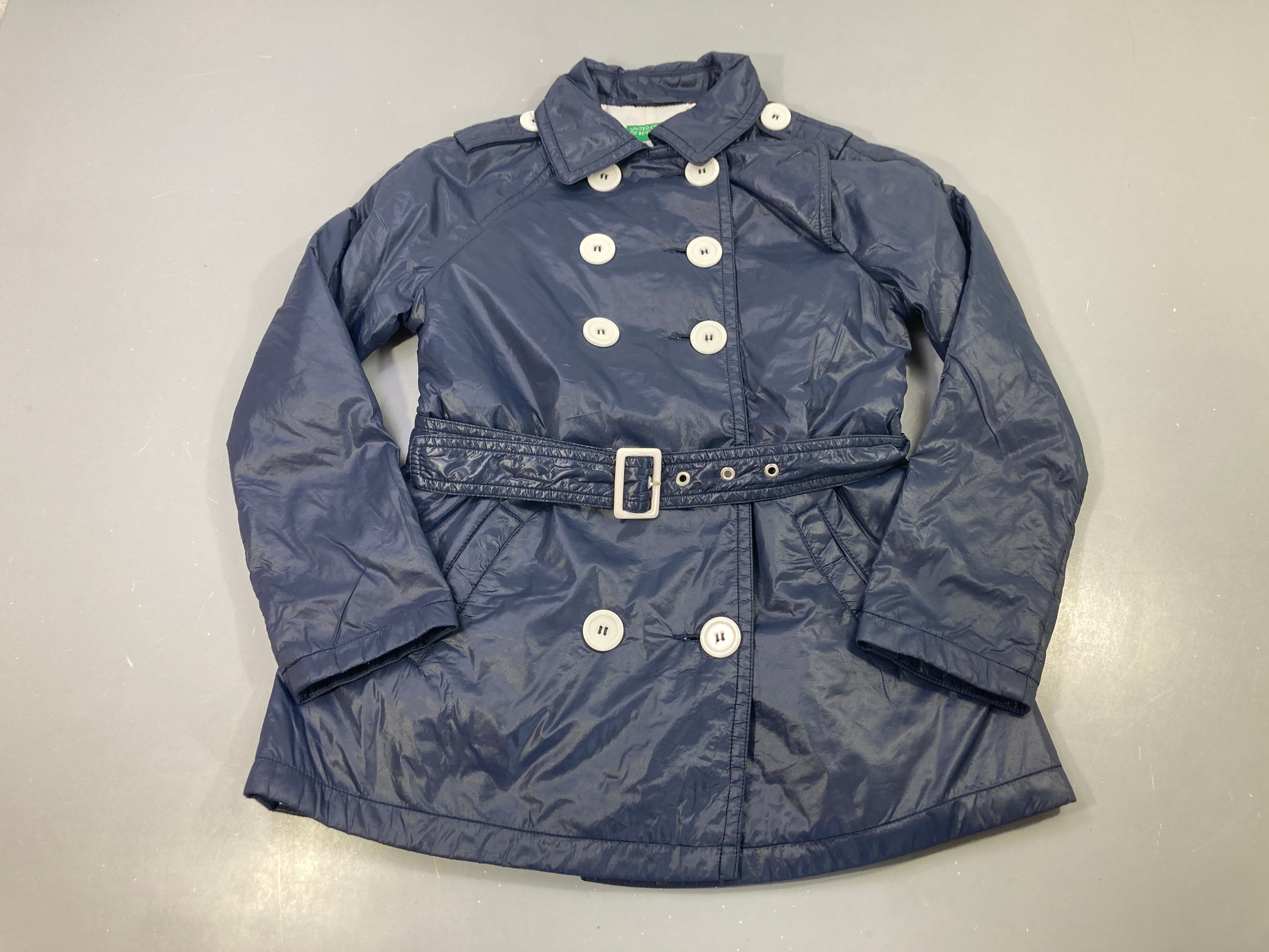 Trench croisé bleu marine, boutons blancs, ceinture à boucle