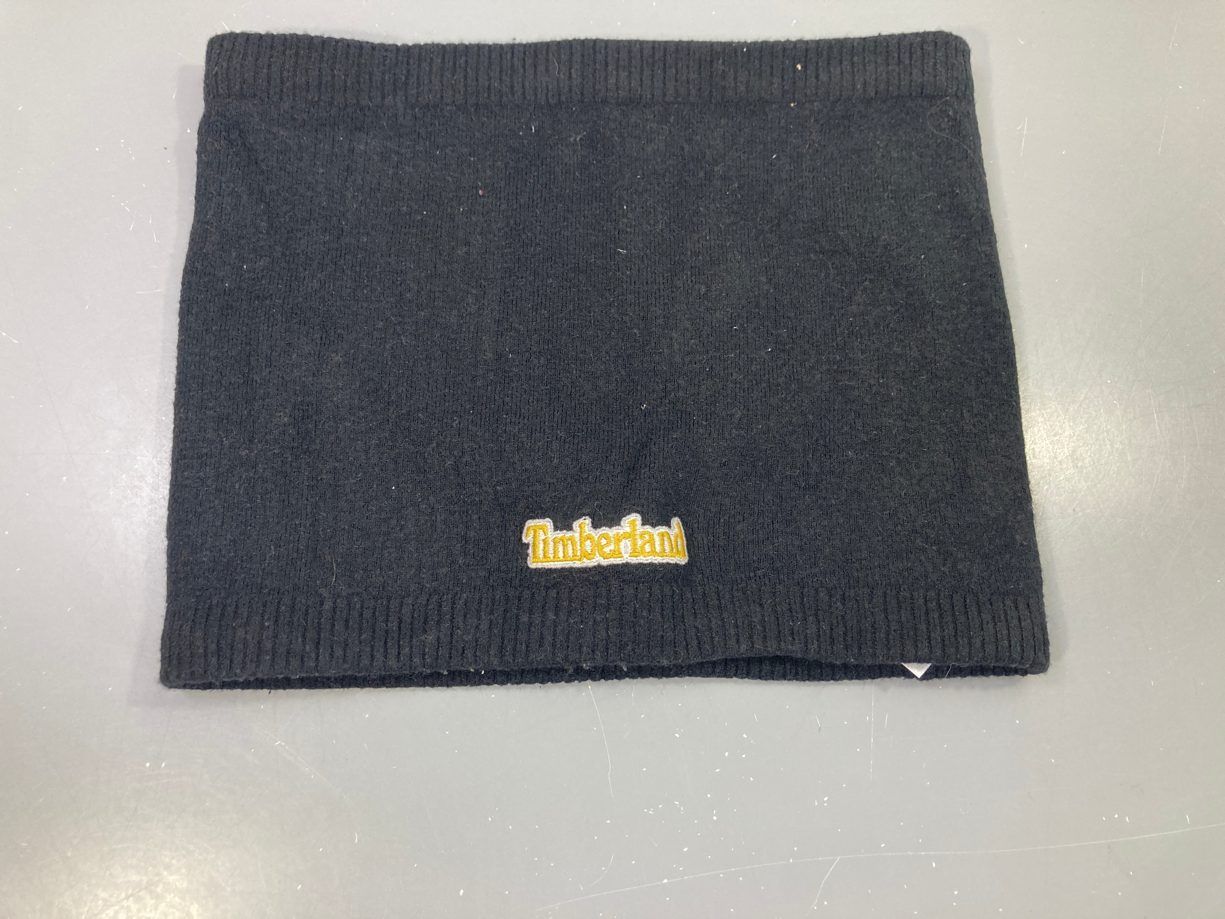 Snood tricot bleu marine, logo brodé jaune Légèrement décousu intérieur