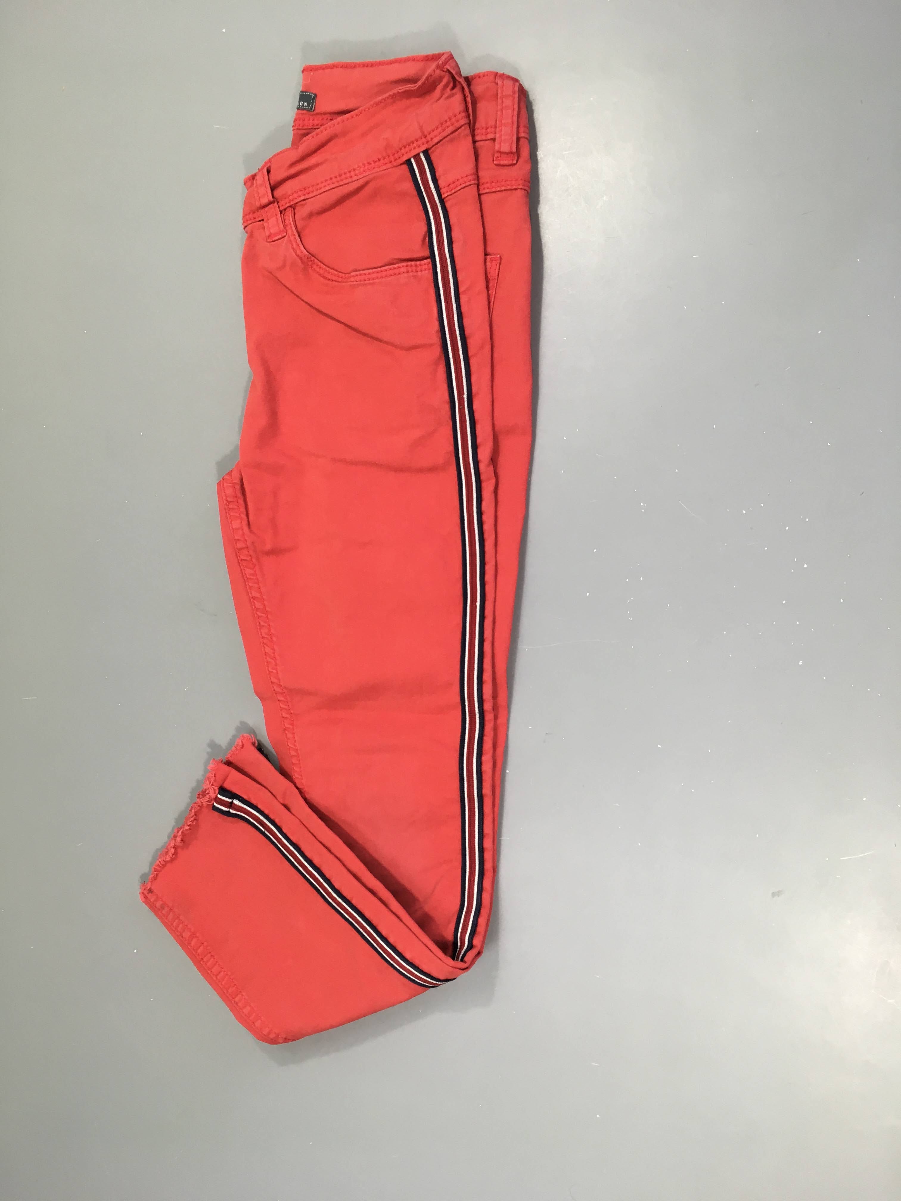 Pantalon rouge bandes latérales effet effiloché