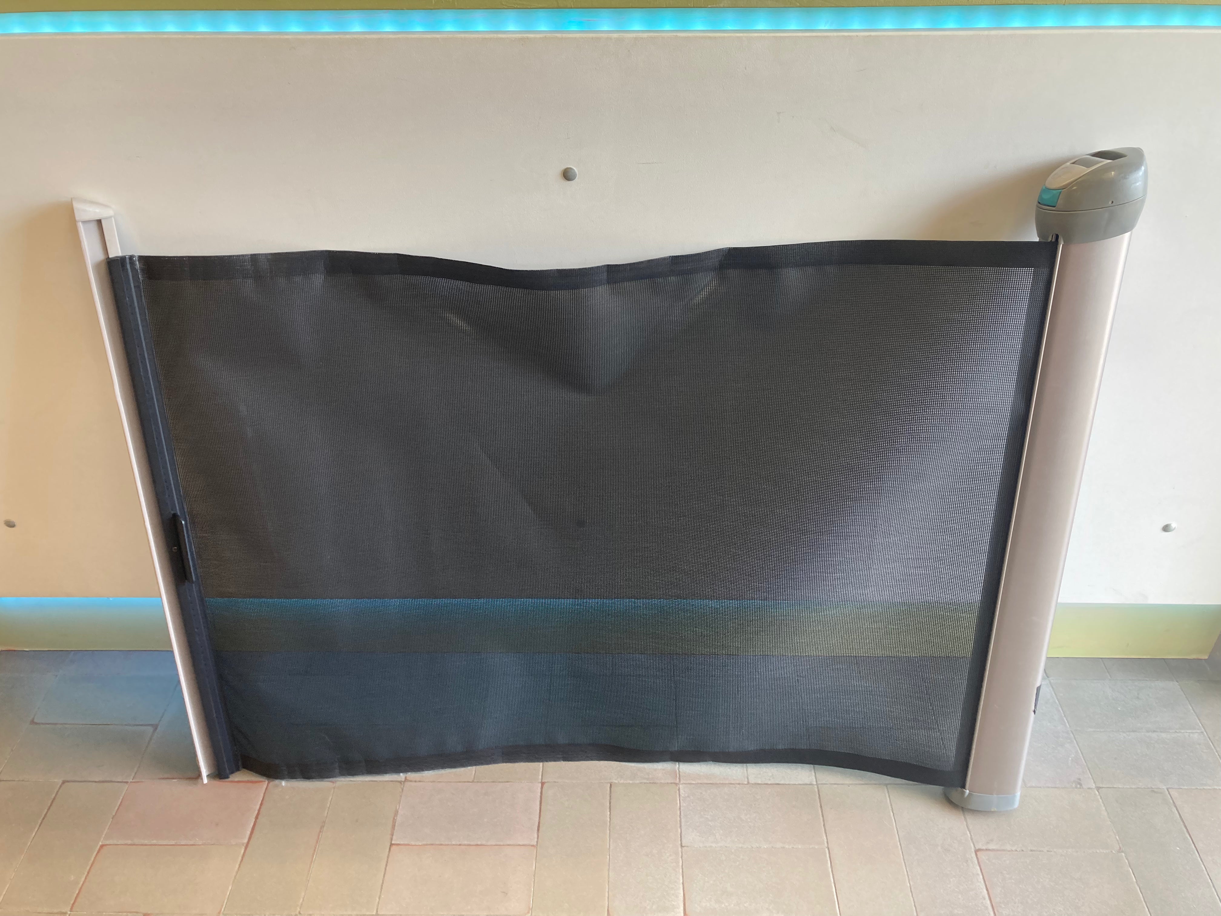 Summer Infant Barrière d'Escalier pour Enfant, 6 mois - 2 ans, pour ouverture de 50 à 127cm. Tissu Maille, Montage Mural