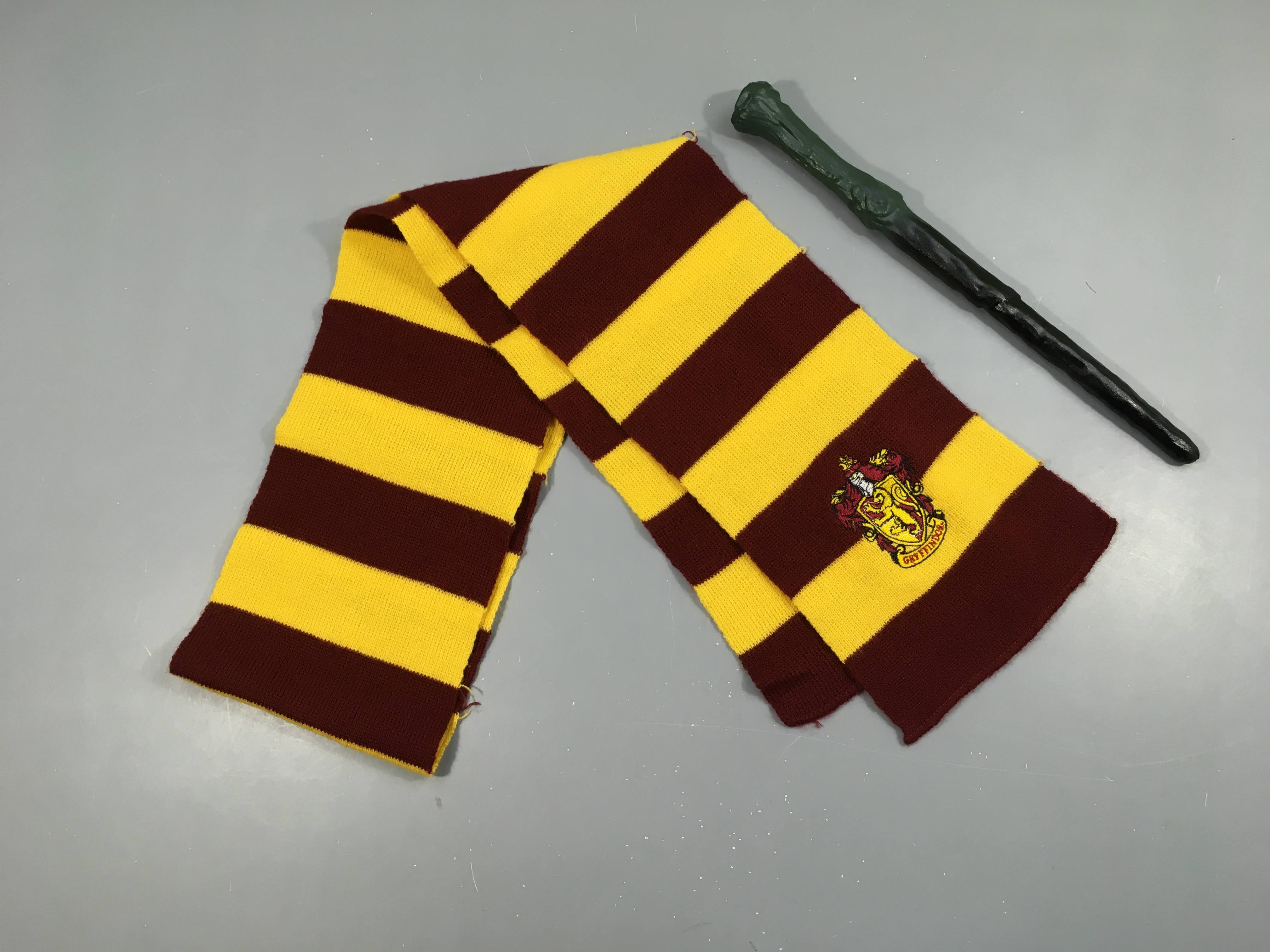 Déguisement Harr.y Potter, écharpe (quelques accros) et baguette