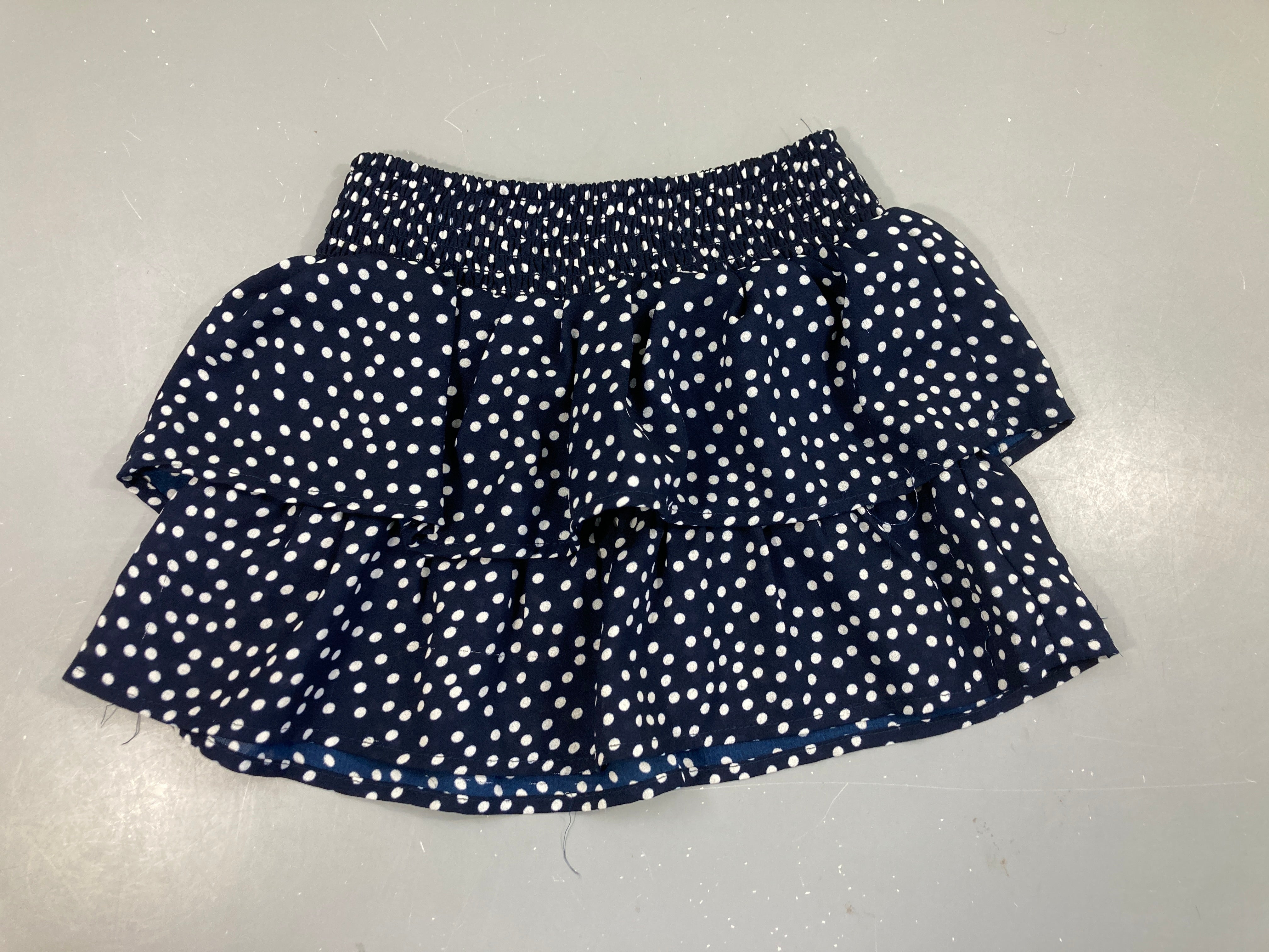 Jupe à volant bleu foncé pois blancs