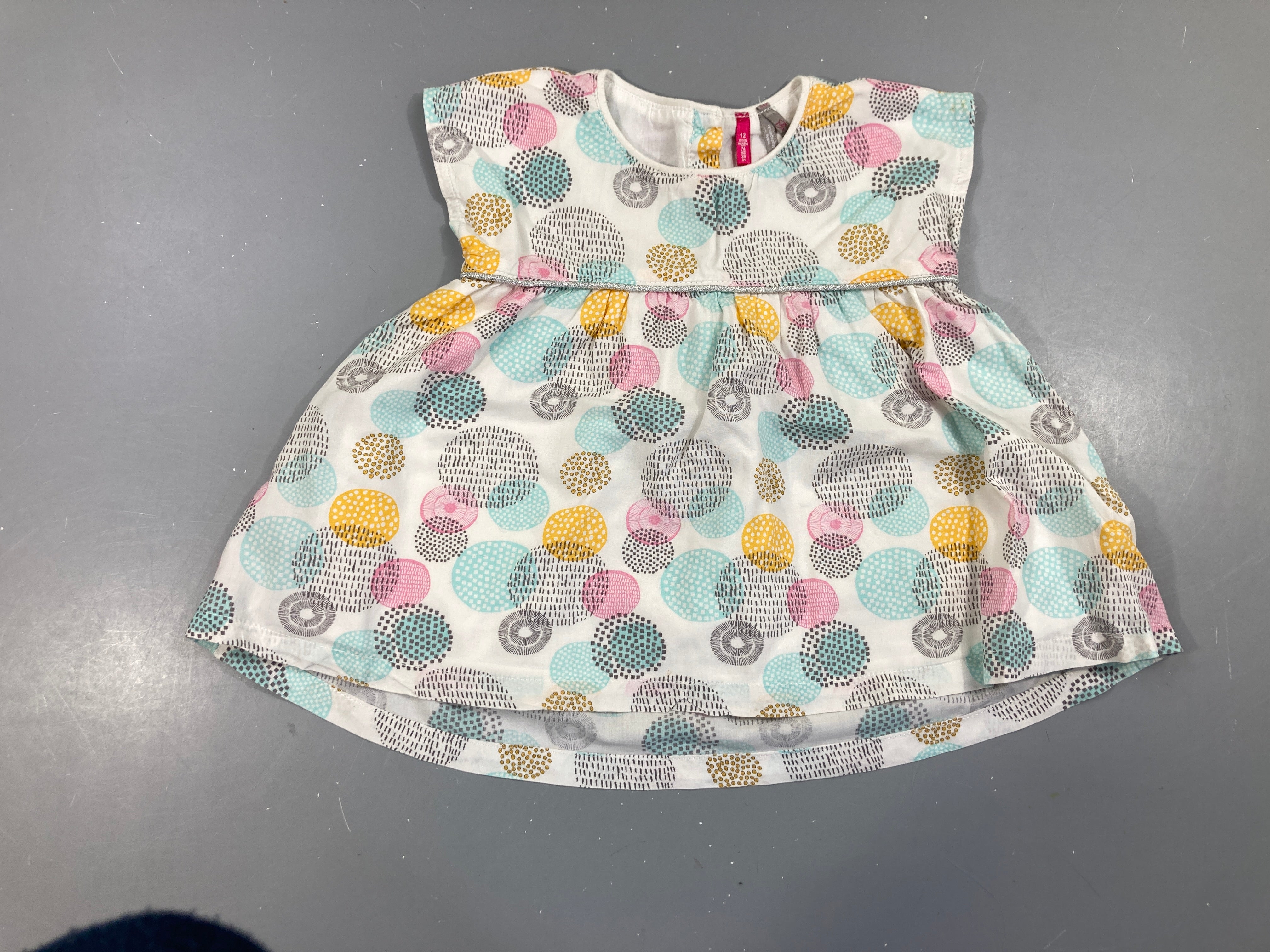 Robe m.c blanc ronds bleus roses