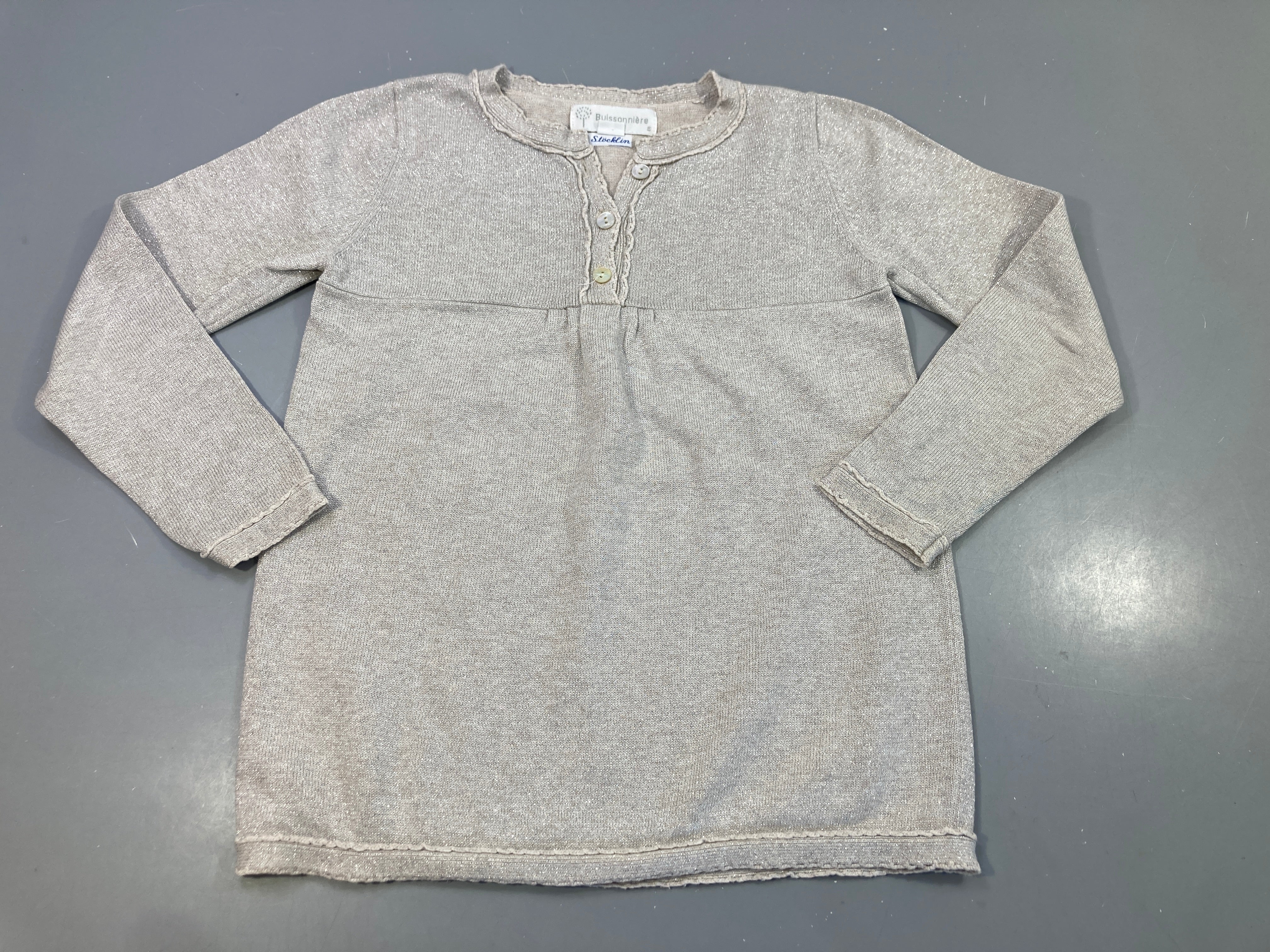 Pull  gris clair pailleté ,3 petits boutons