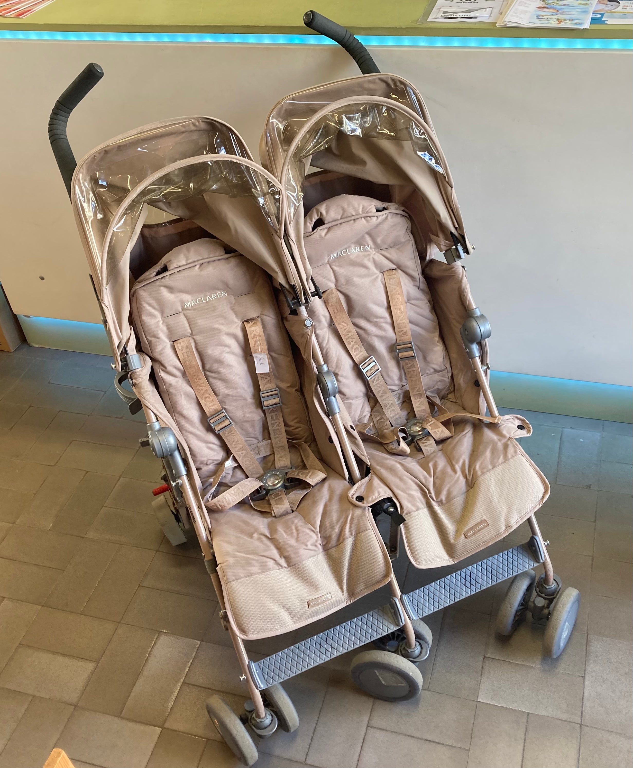 Poussette canne double jumeaux beige, utilisée - Forte odeur de cigarette