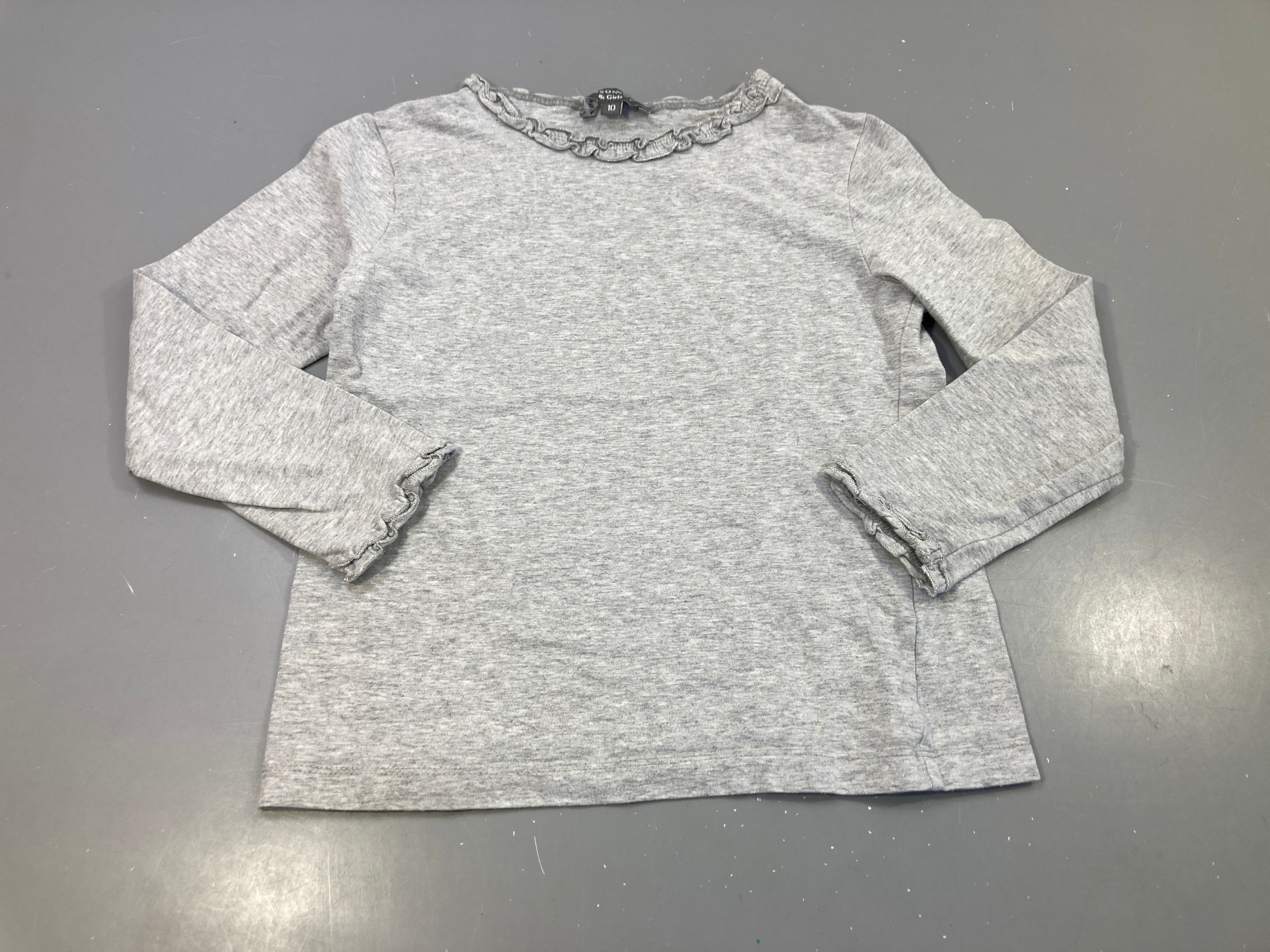 T-shirt m.l gris clair  flammé, col et manches froufrous, légèrement bouloché