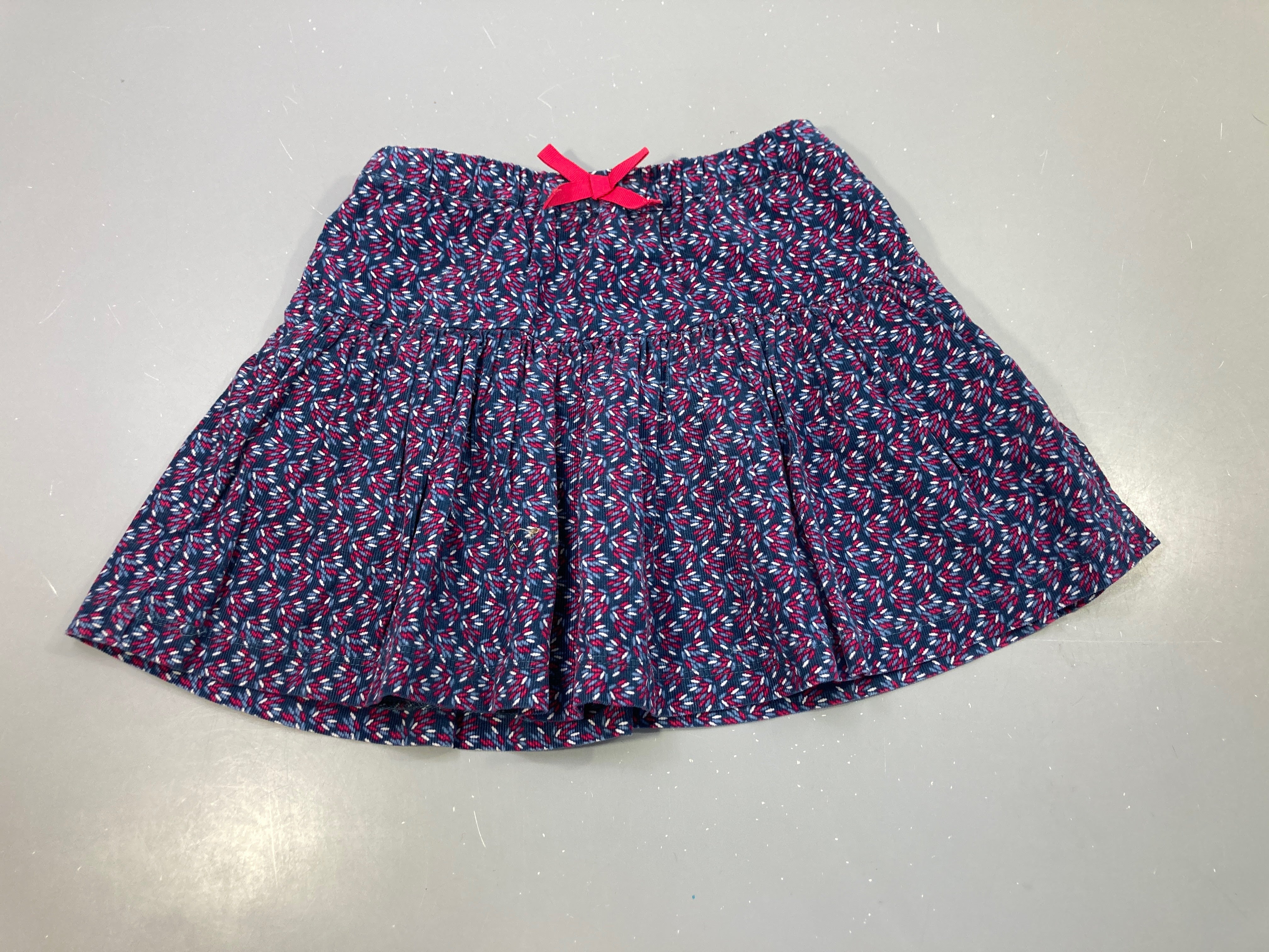 Jupe en velours côtelé bleue à motifs bleu, blanc, rose