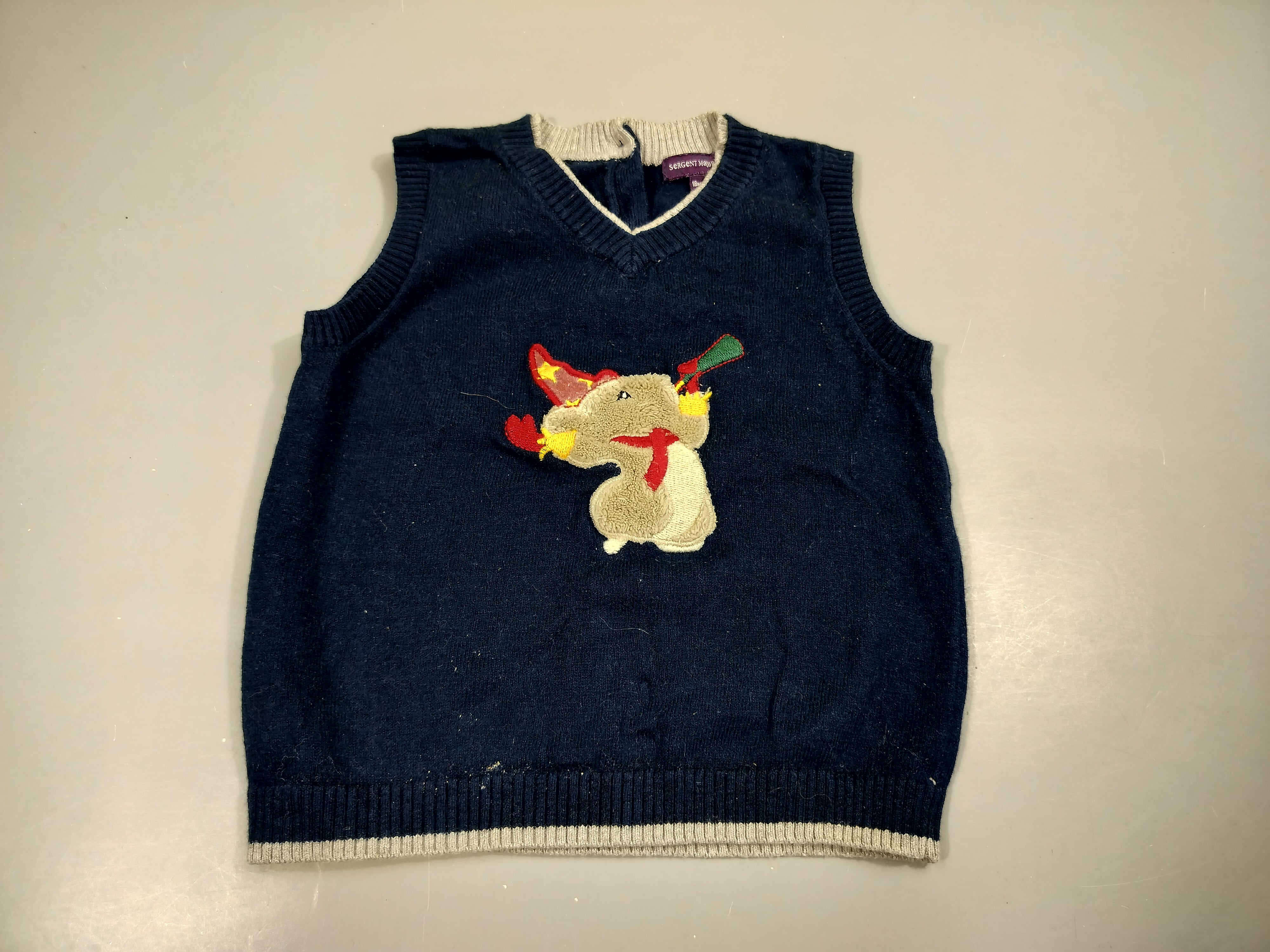 Pull bleu marine s.m , souris . Un peu bouloché