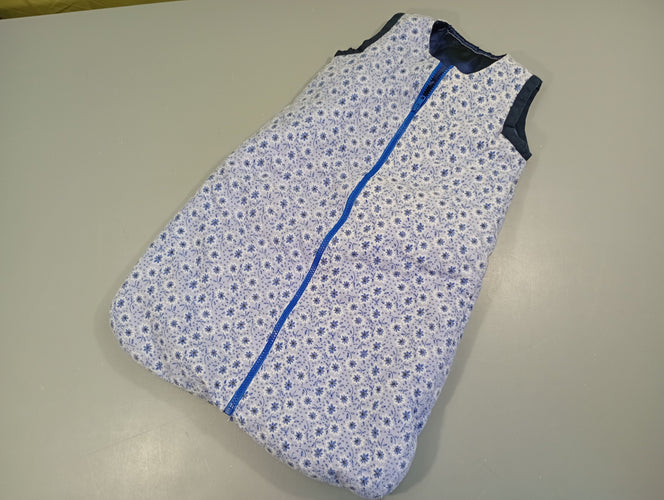 Sac de couchage bleu à fleur, légèrement bouloché. Intérieur noir satiné -65cm, moins cher chez Petit Kiwi