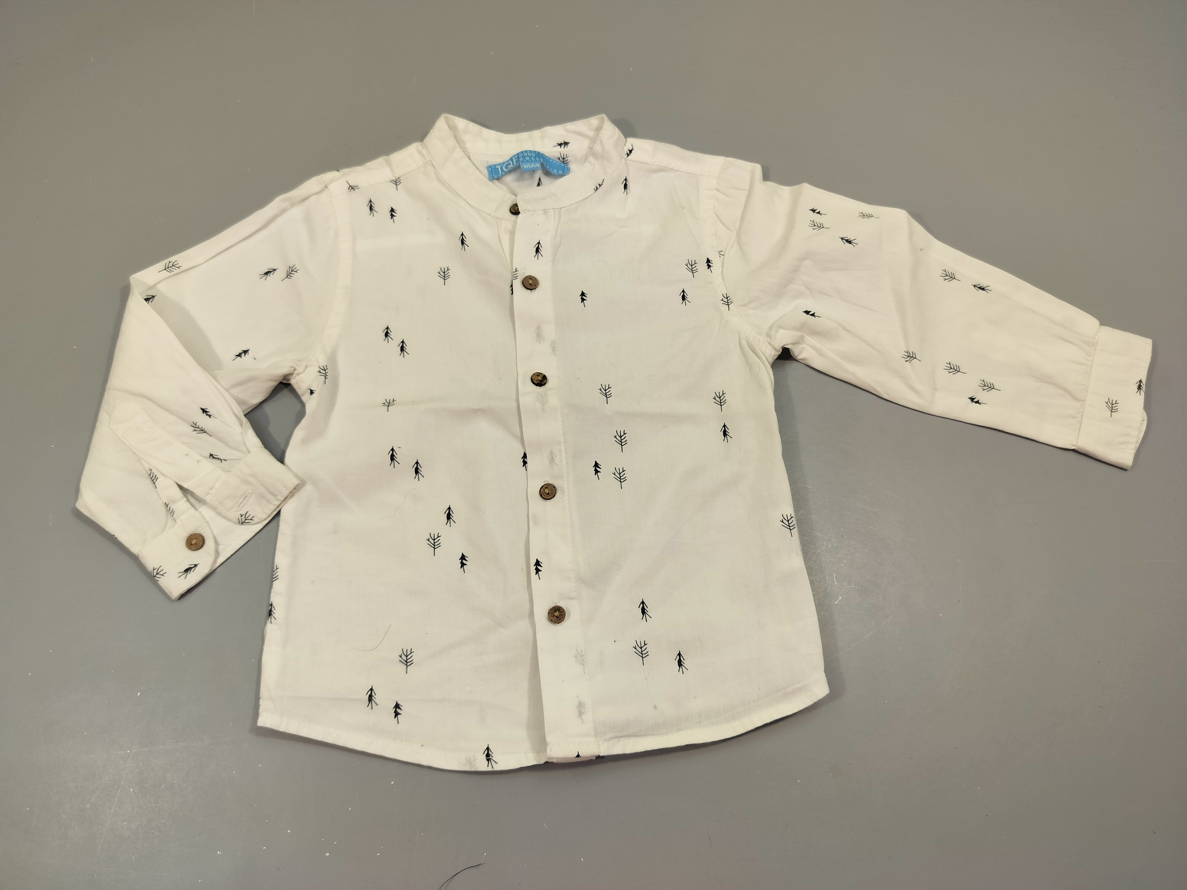 Chemise m.l blanche, motifs, branches,sapins bleu marine; Col mao 100% coton