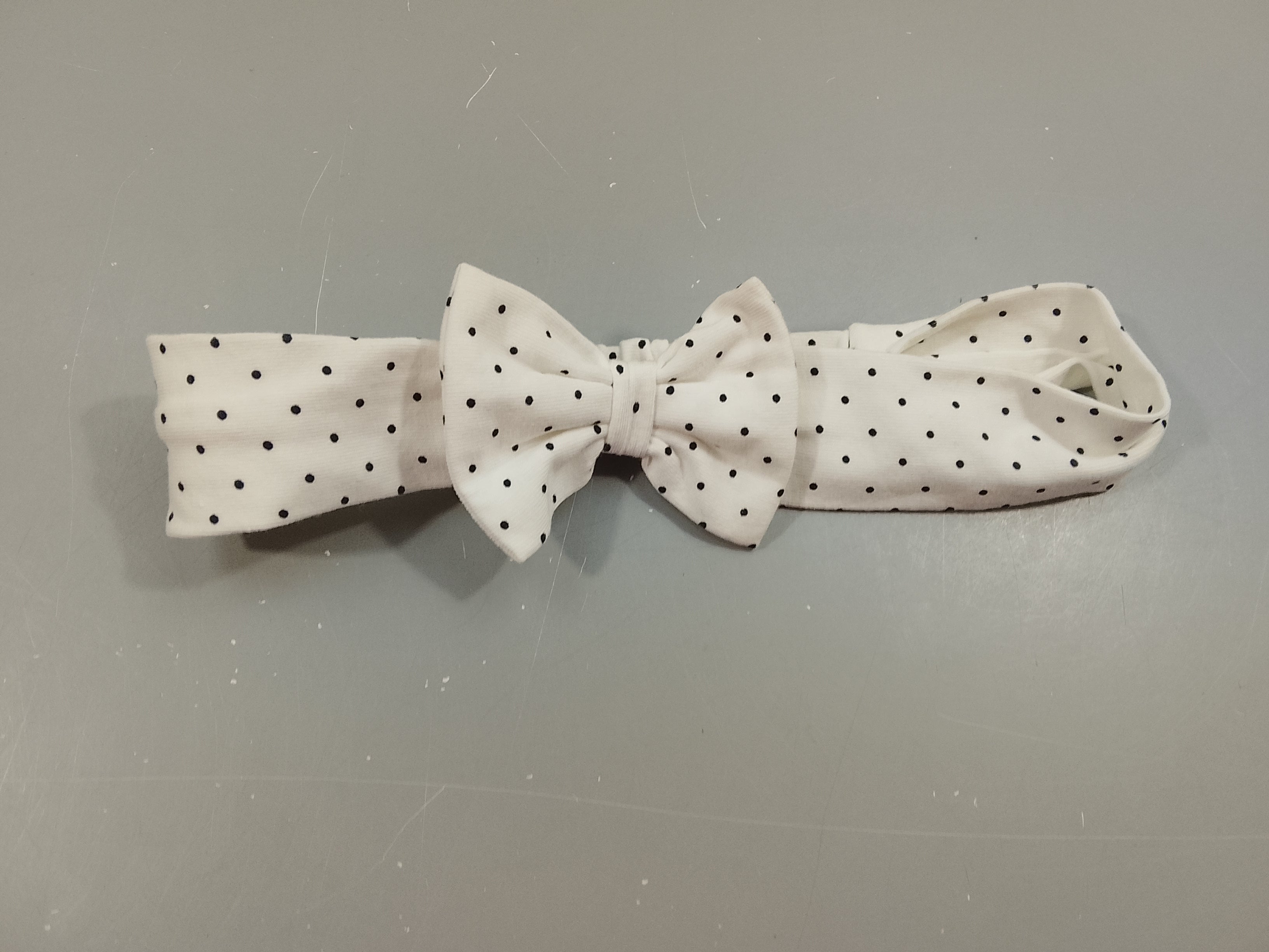 Bandeau blanc à pois noirs avec noeud (86 cm)