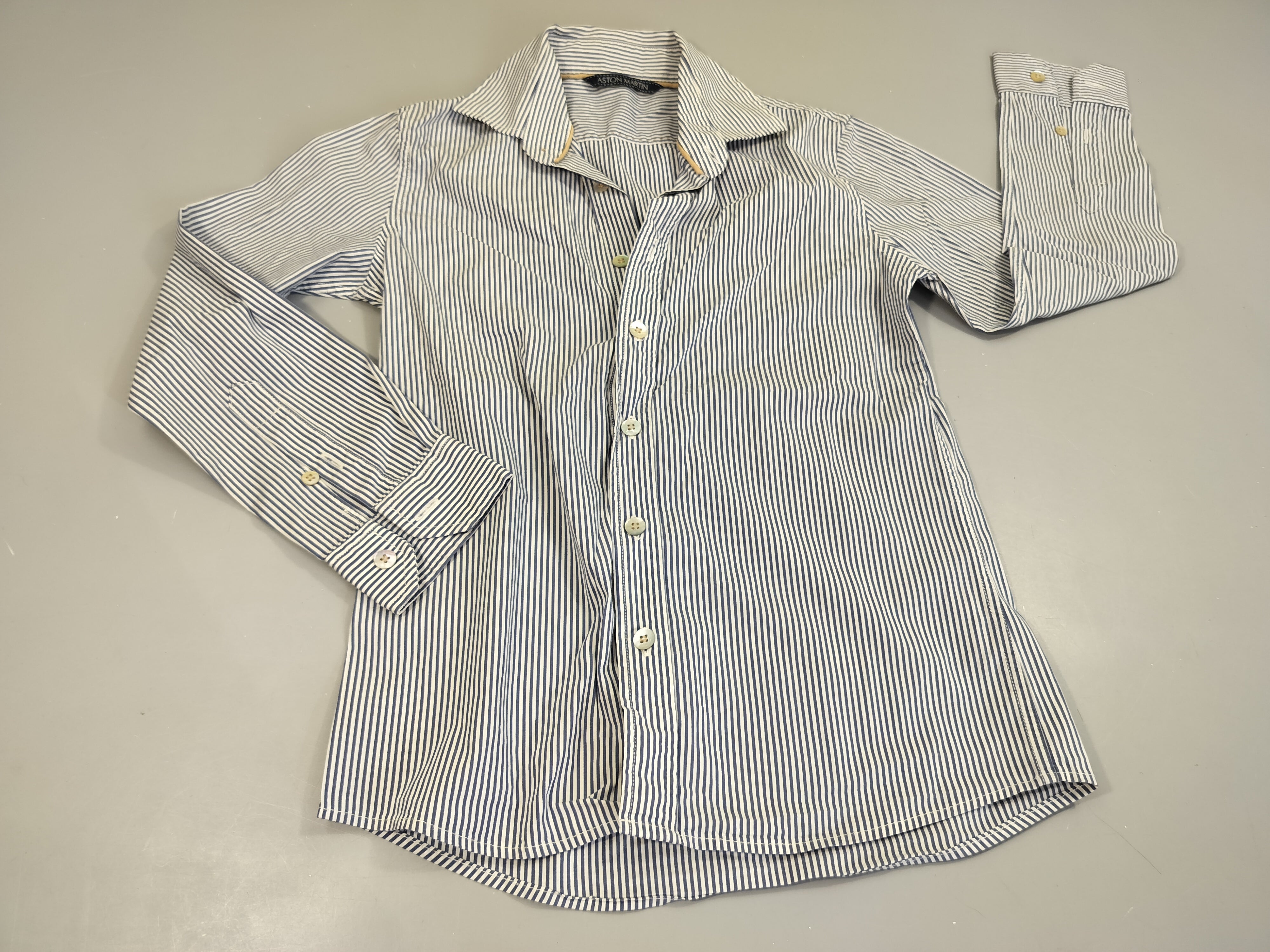 Chemise m.l lignéebleu et blanc Aston Martin. Pas de taille indiquée, estimée 9a