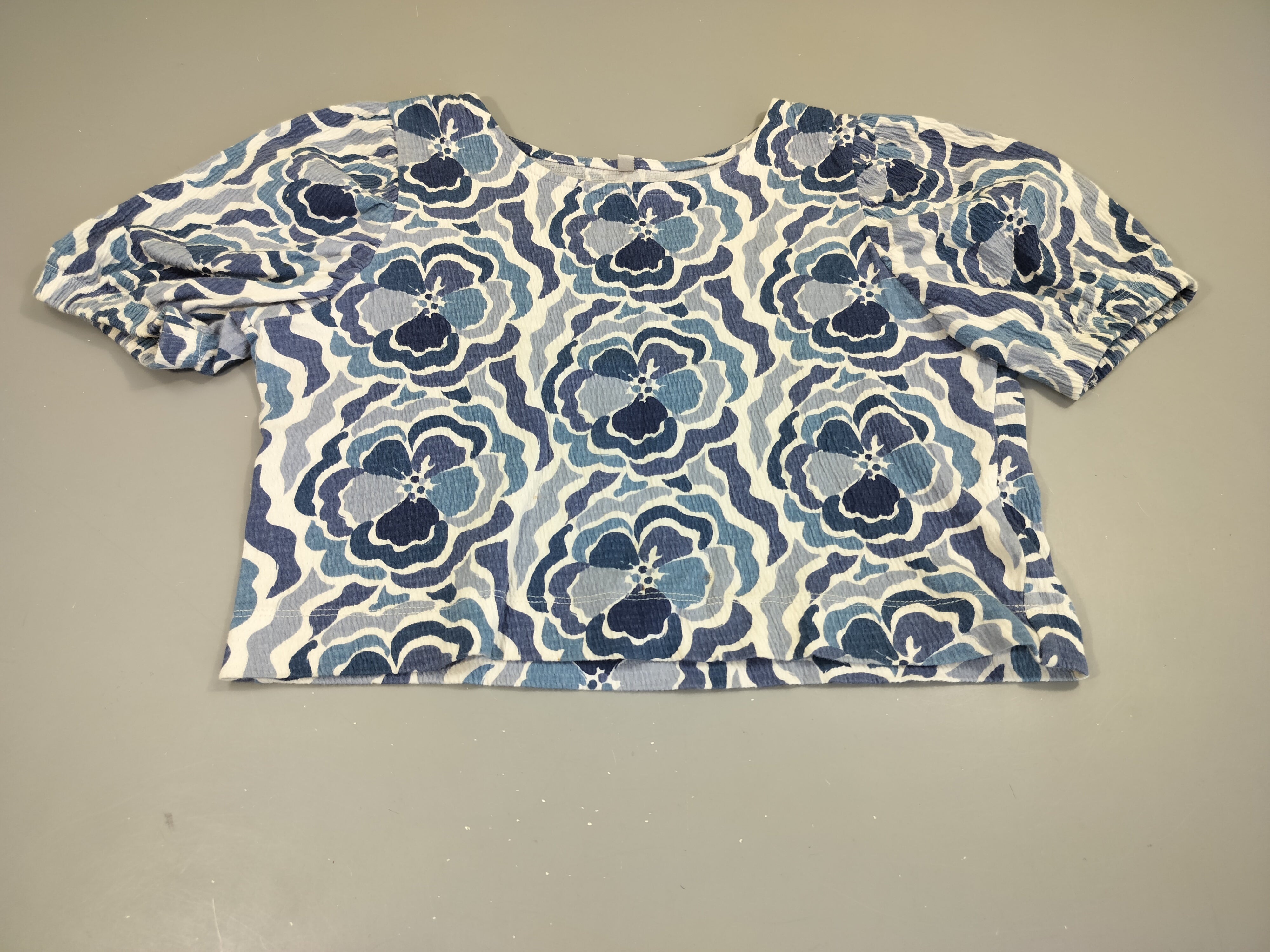 Blouse m.c croc top blanche à flaurs bleues . Petites taches