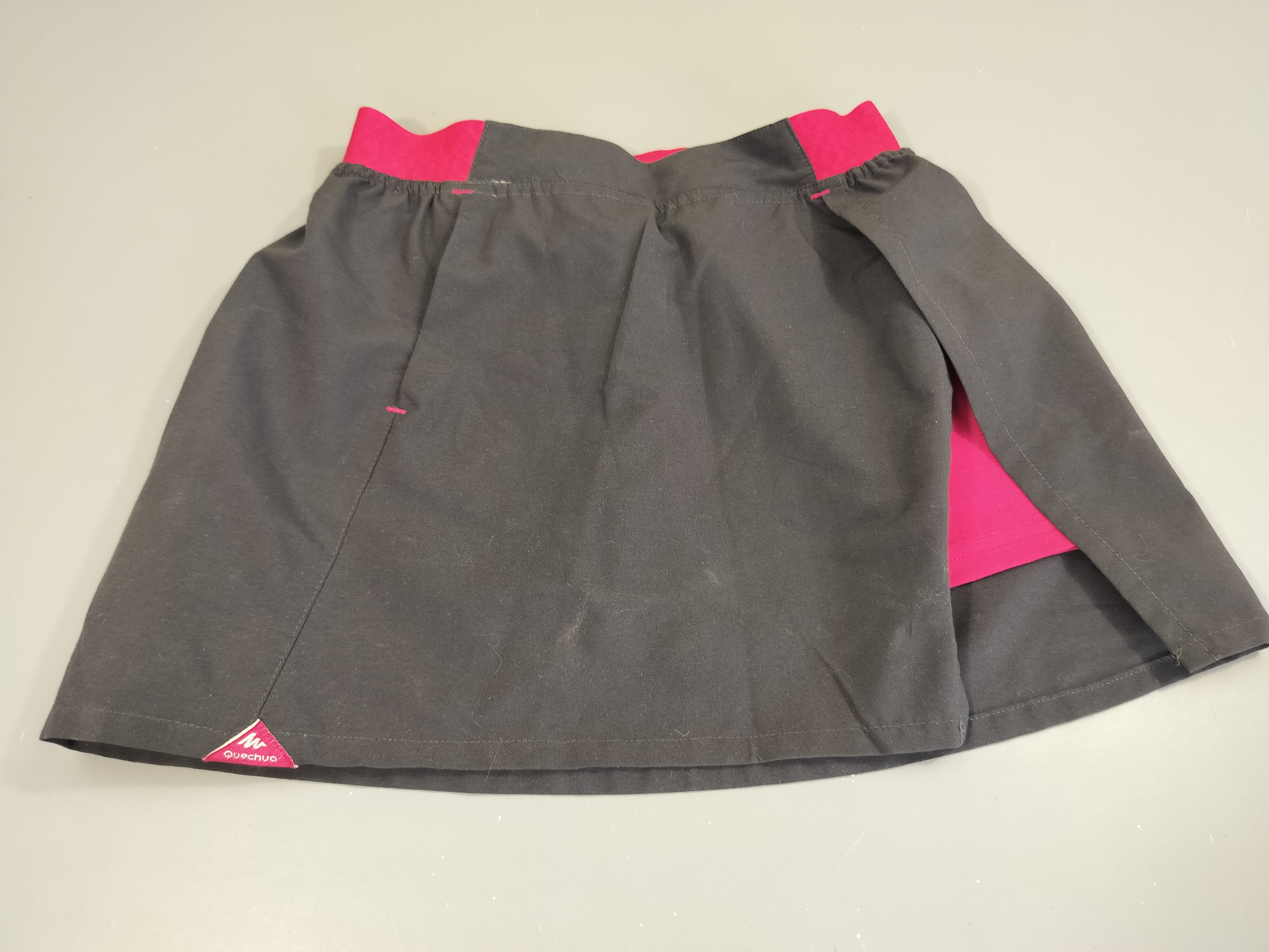 Short jupe noir et rose fuchsia. Pas de taille indiquée, estimée  8a