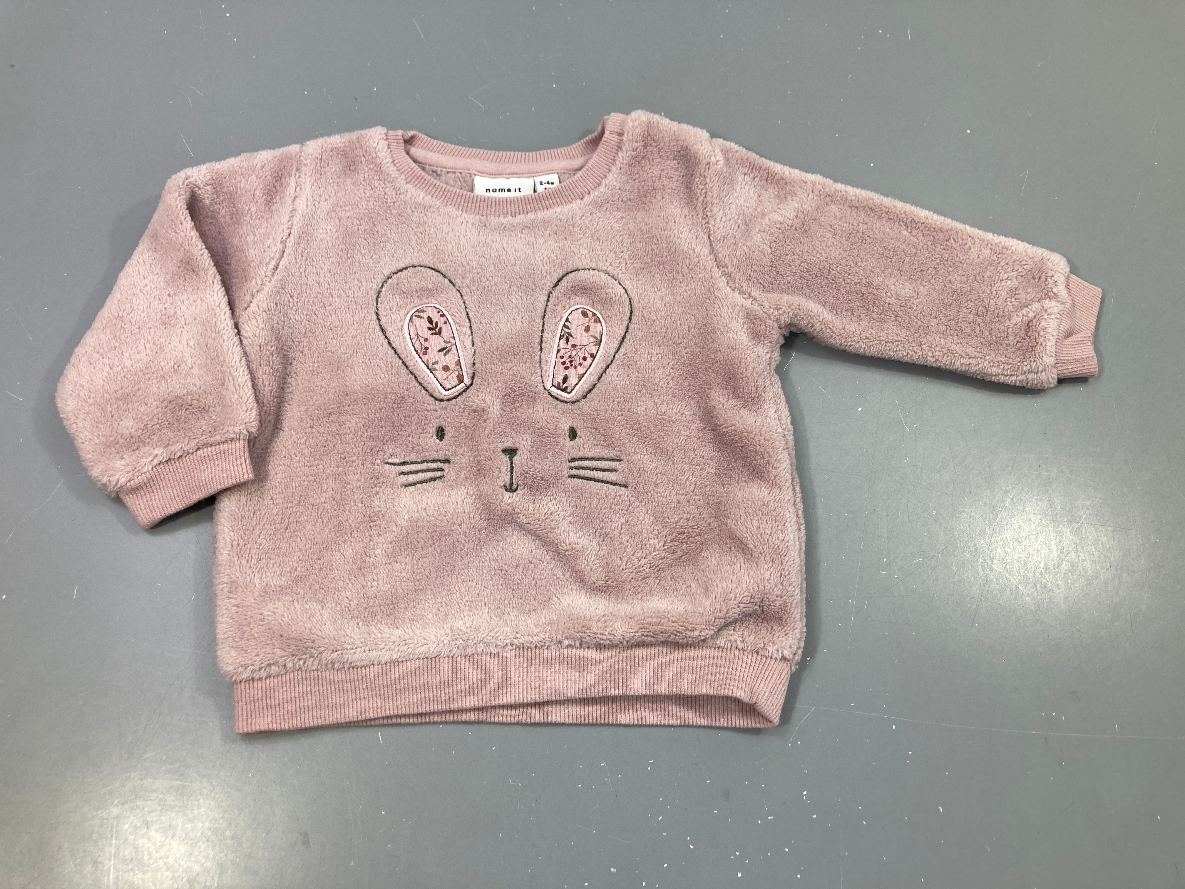 Pull en velours mauve clair, tête de lapin