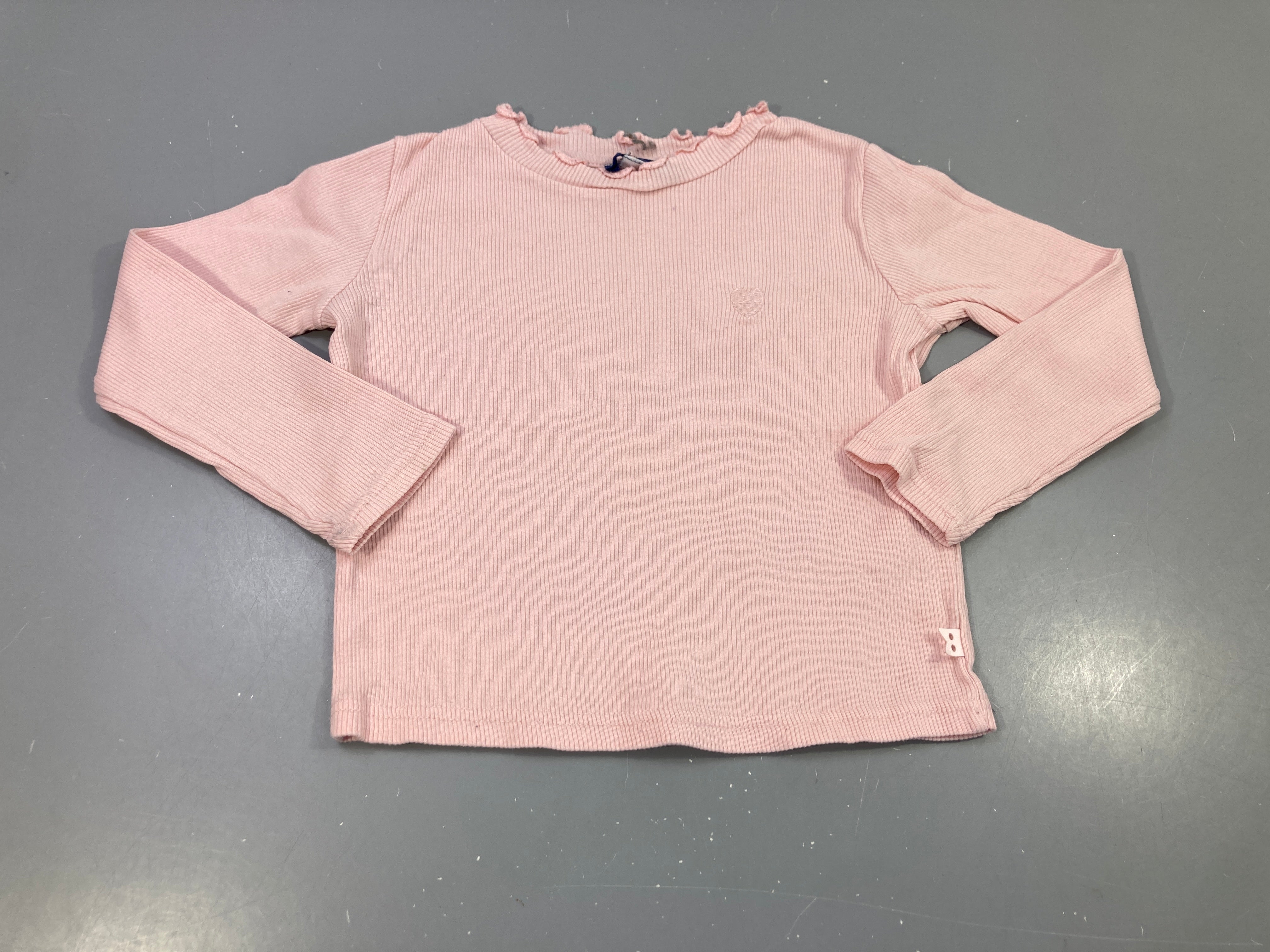 T-shirt m.l rose clair côtelé , col dentelle  , pas de taille indiquée estimée 2a