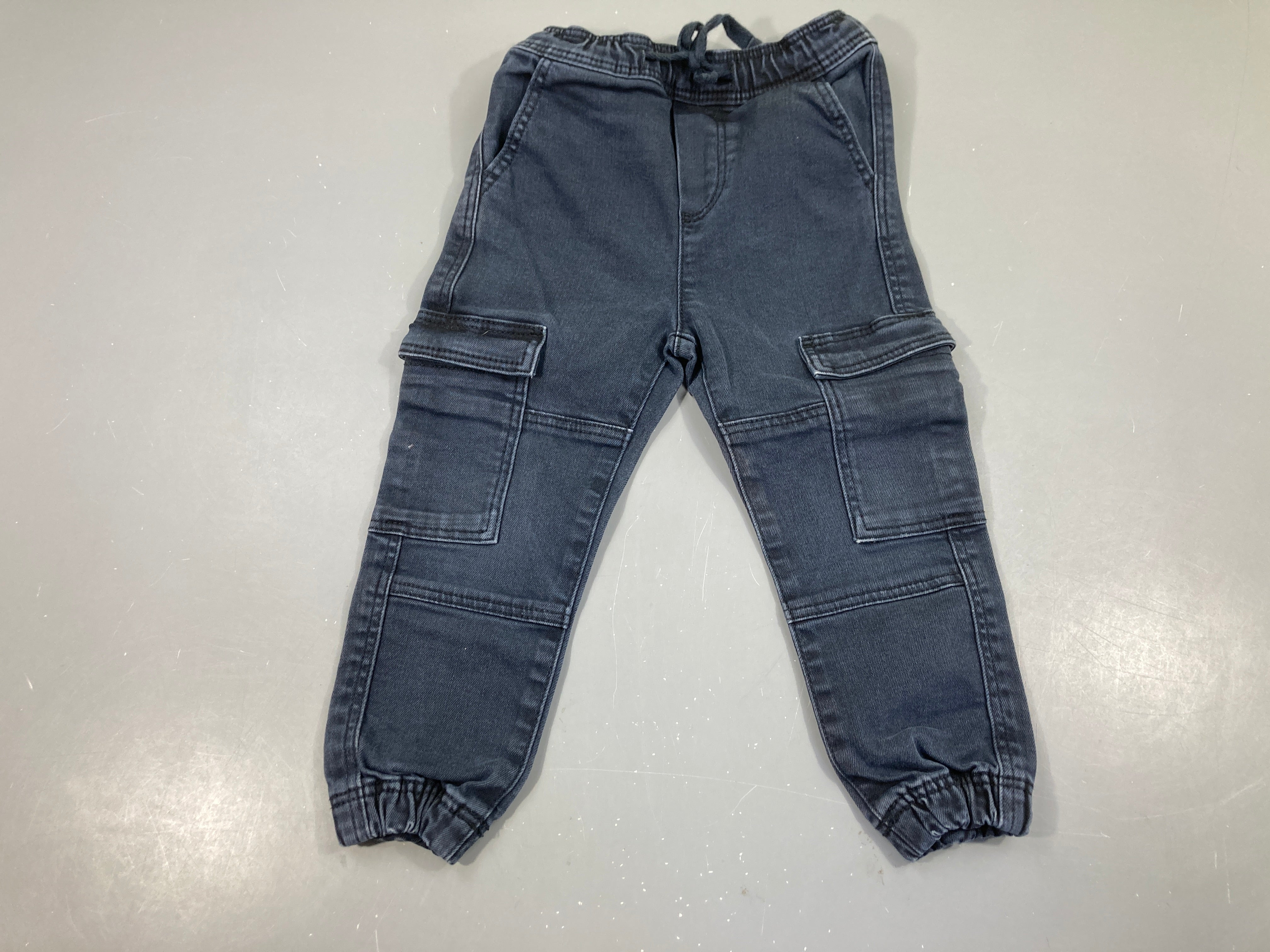Pantalon cargo gris foncé taille et chevilles élastiques