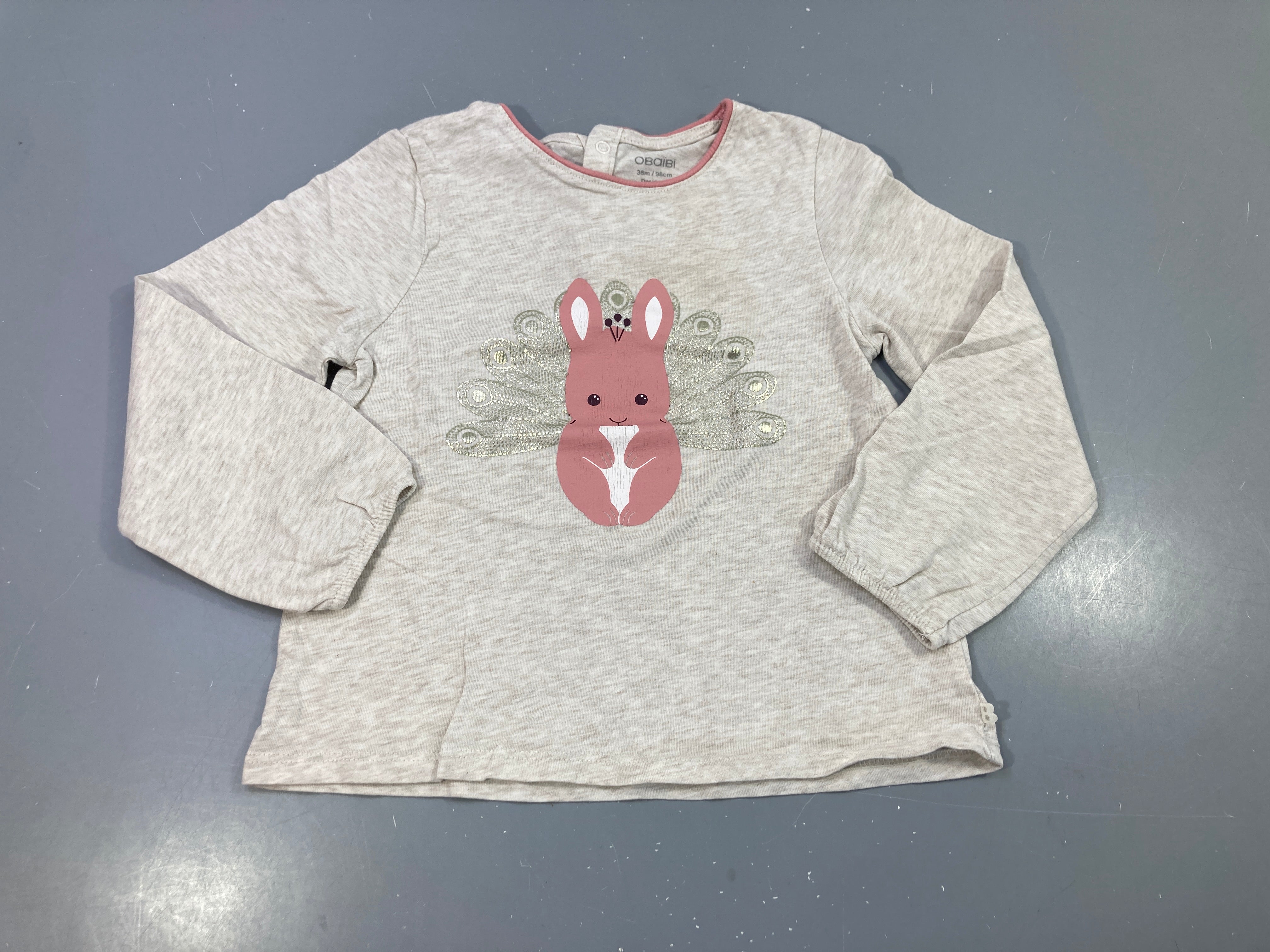 T-shirt m.l gris clair flammé  lapin rose avec plumes de paon argenté
