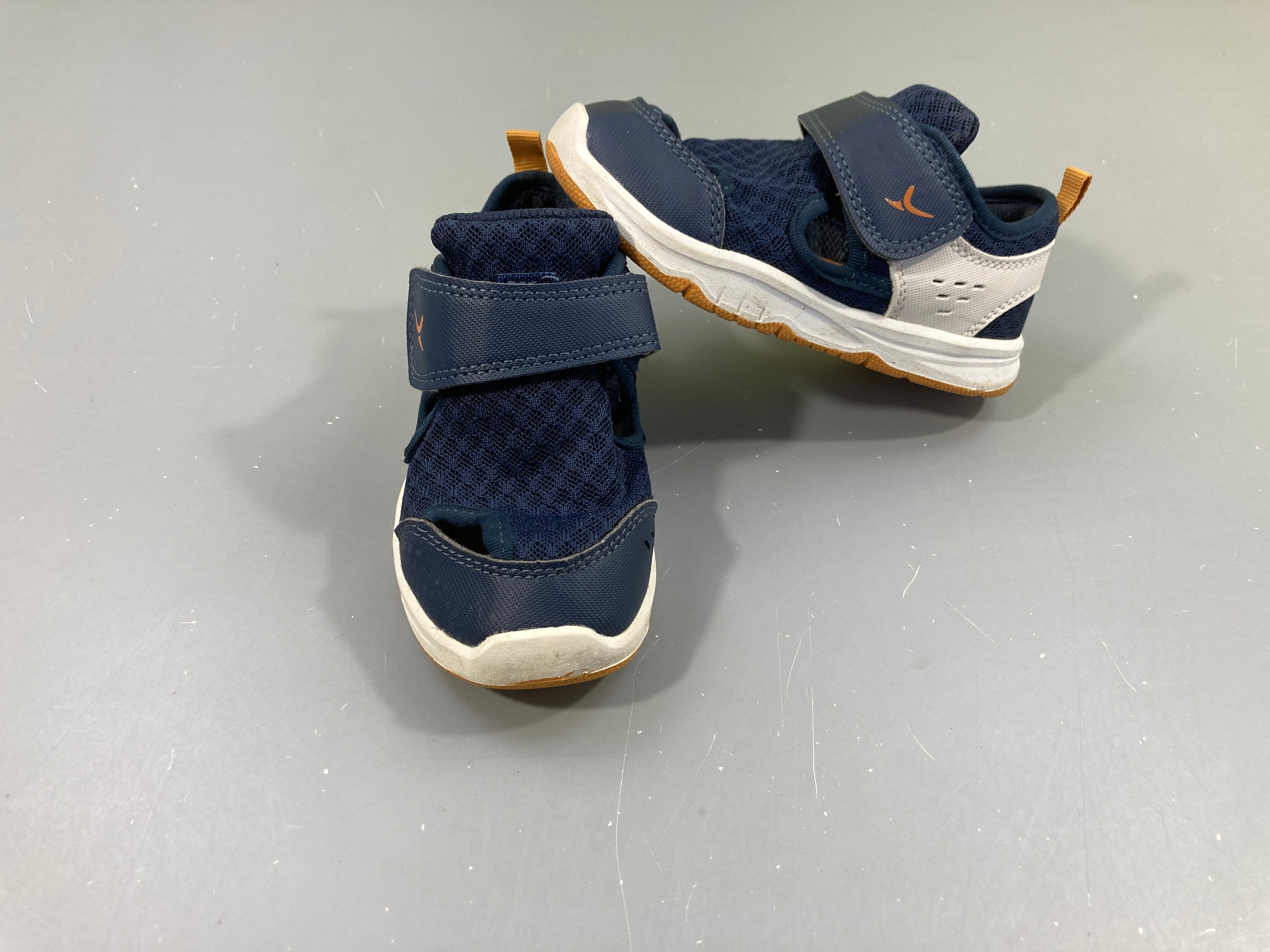 Sandales ajourées bleu foncé Taille estimée!