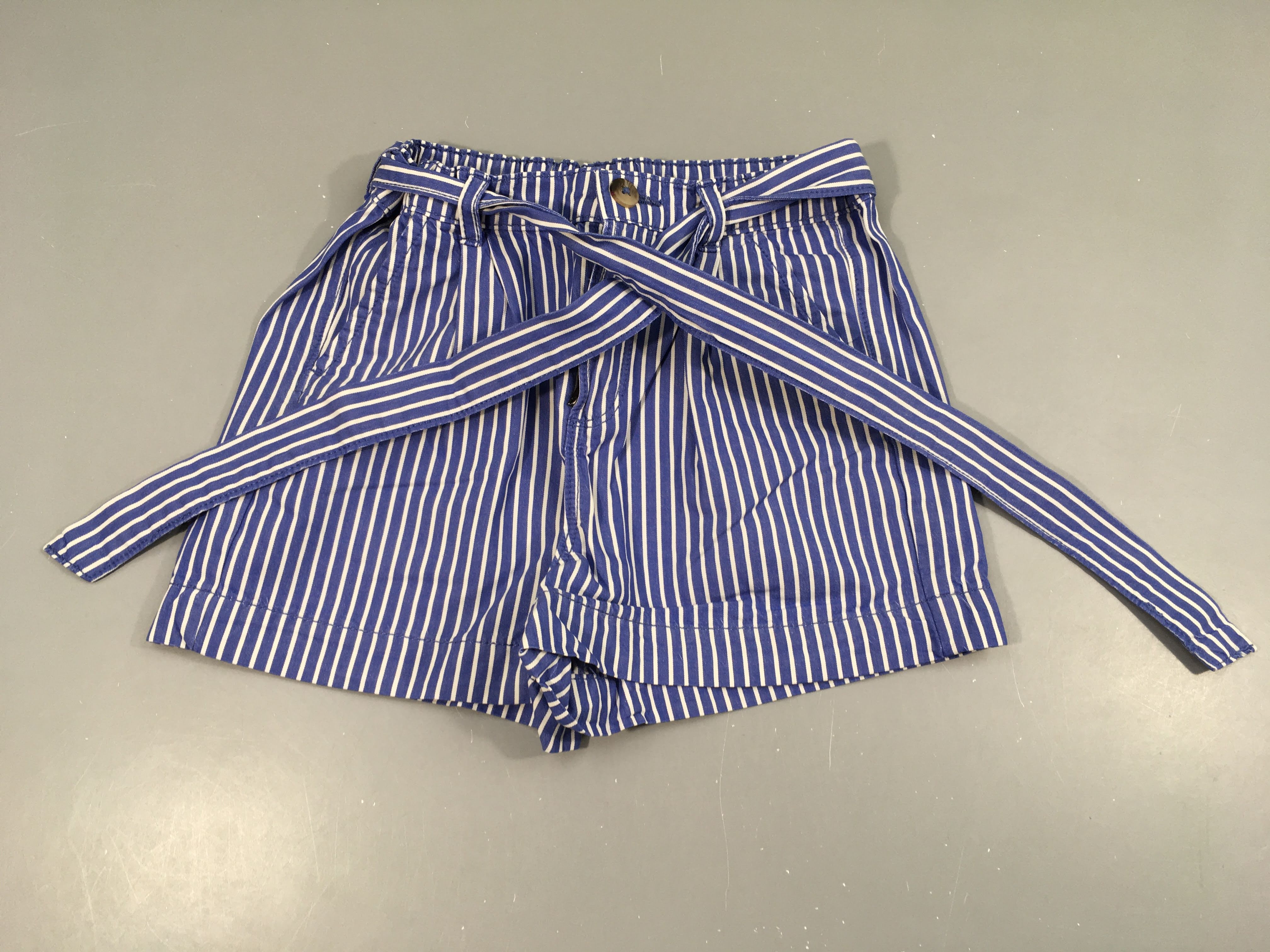 Short rayé bleu/blanc avec ceinture