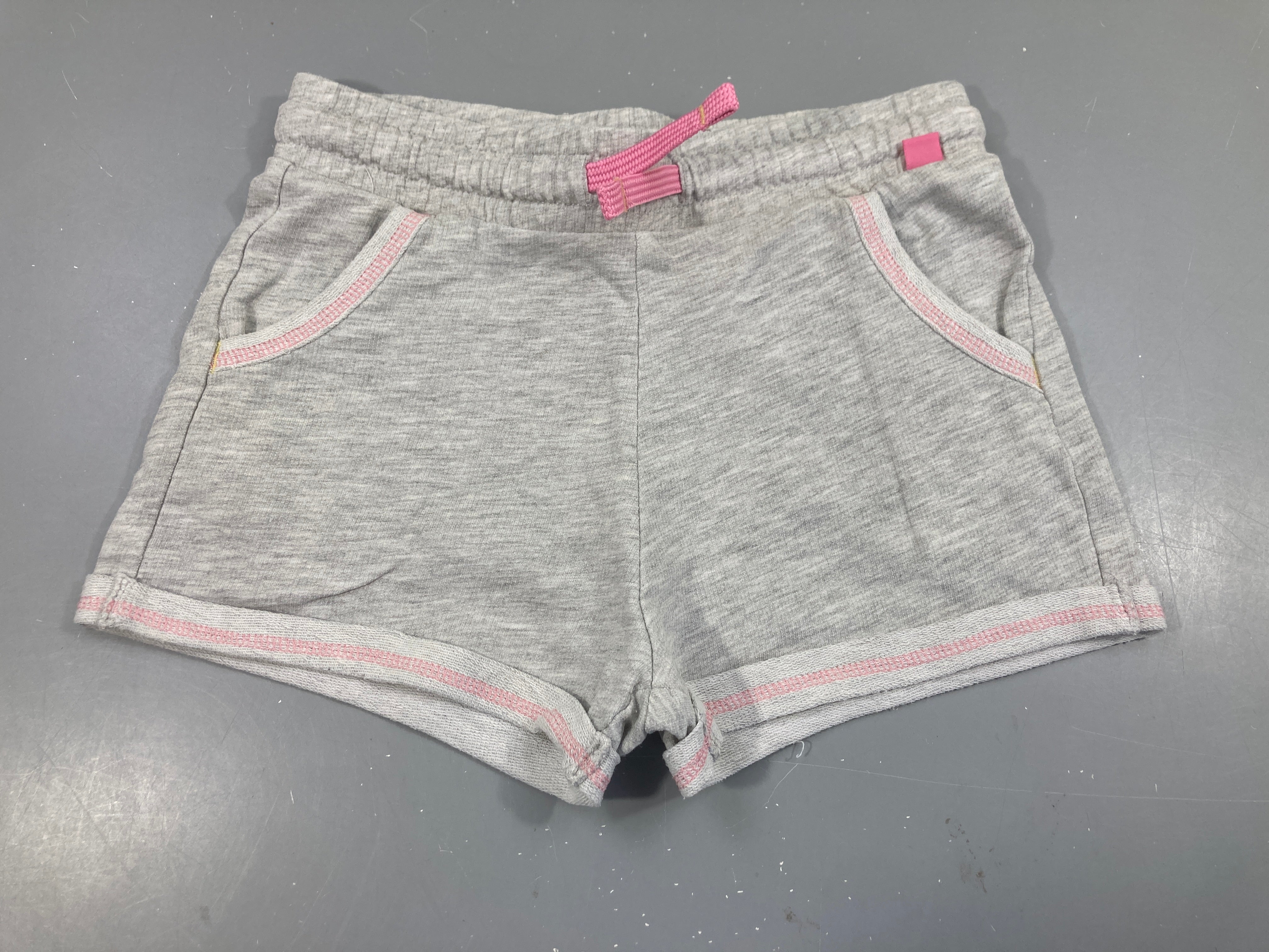 Short molleton gris clair chiné à revers coutures roses