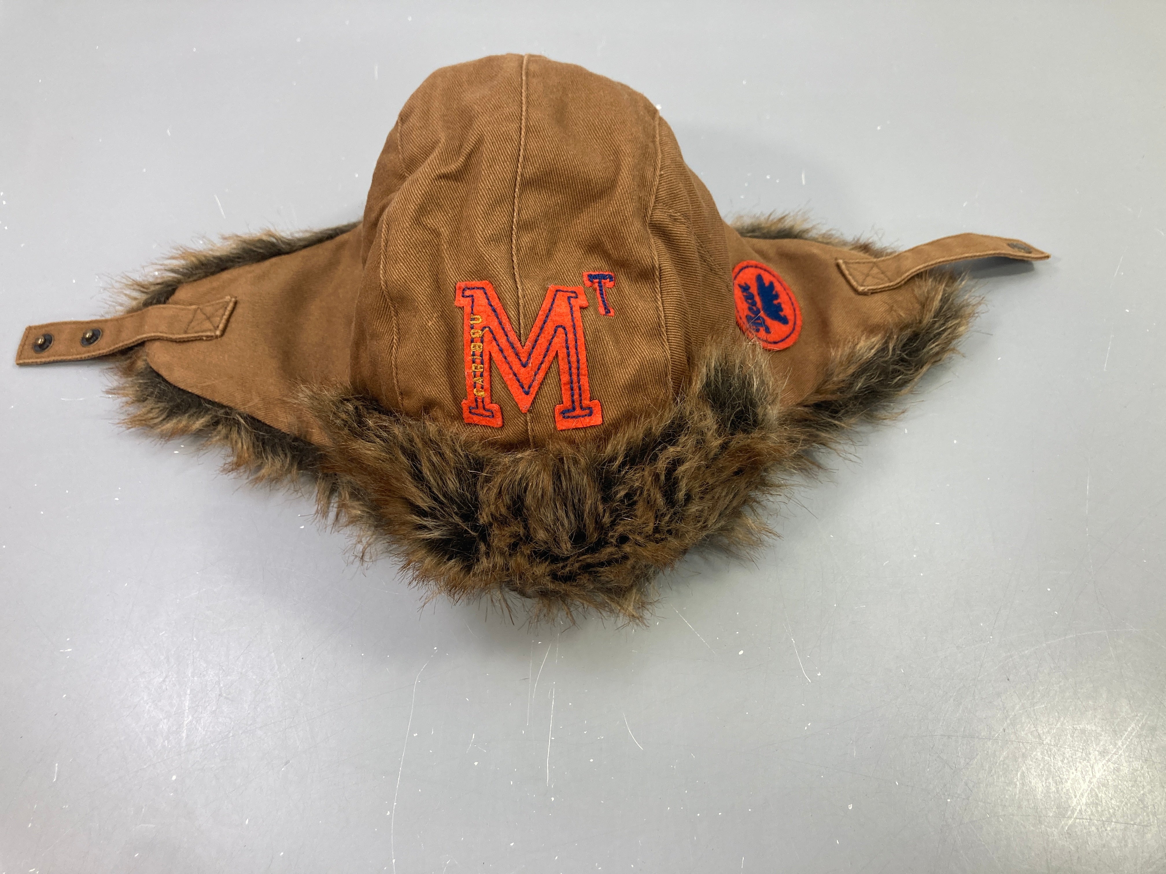 Chapka marron fausse fourrure, patch brodé M
