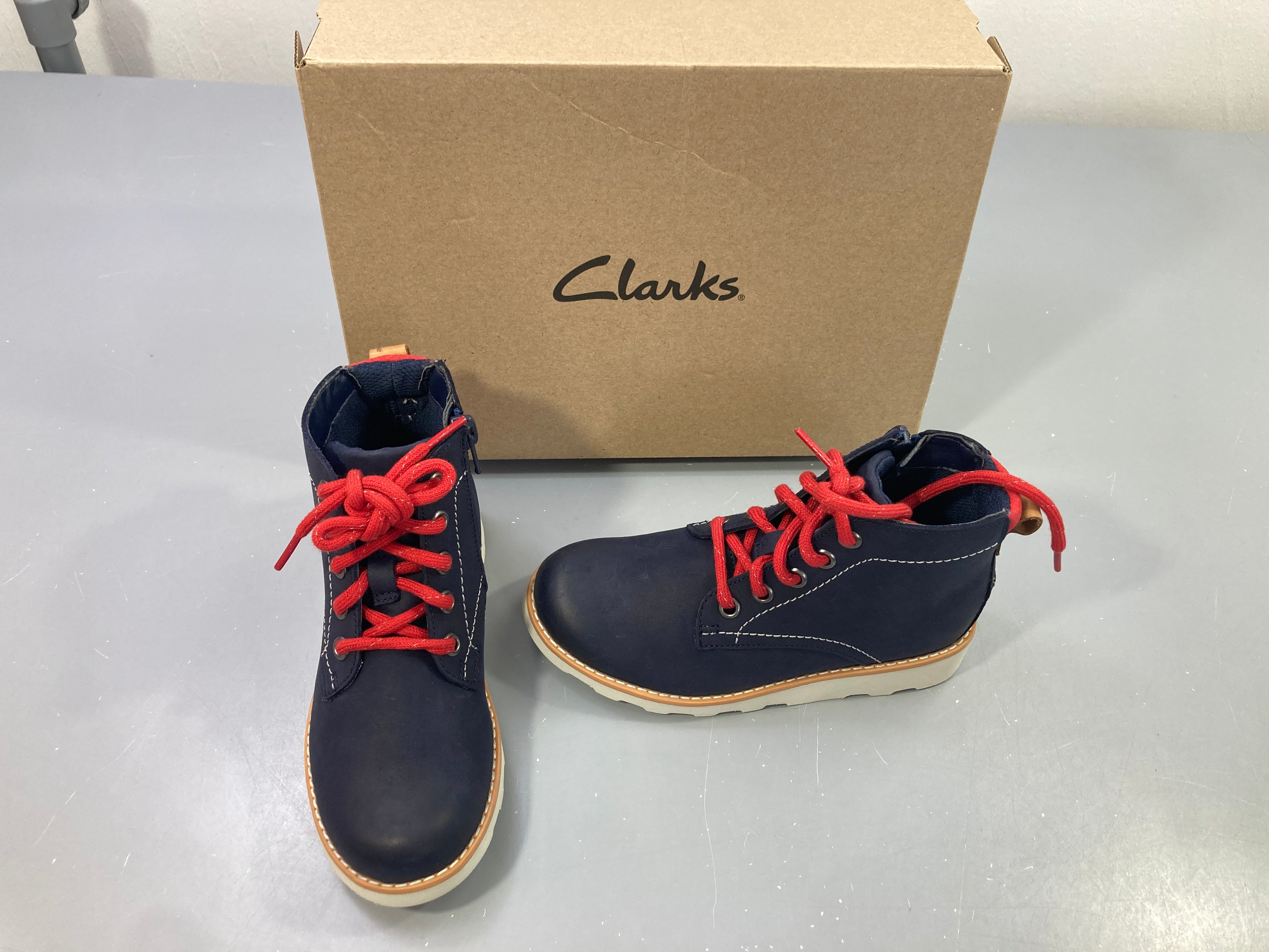 NEUF Bottines cuir bleu marine lacets rouges, 29, Clarks