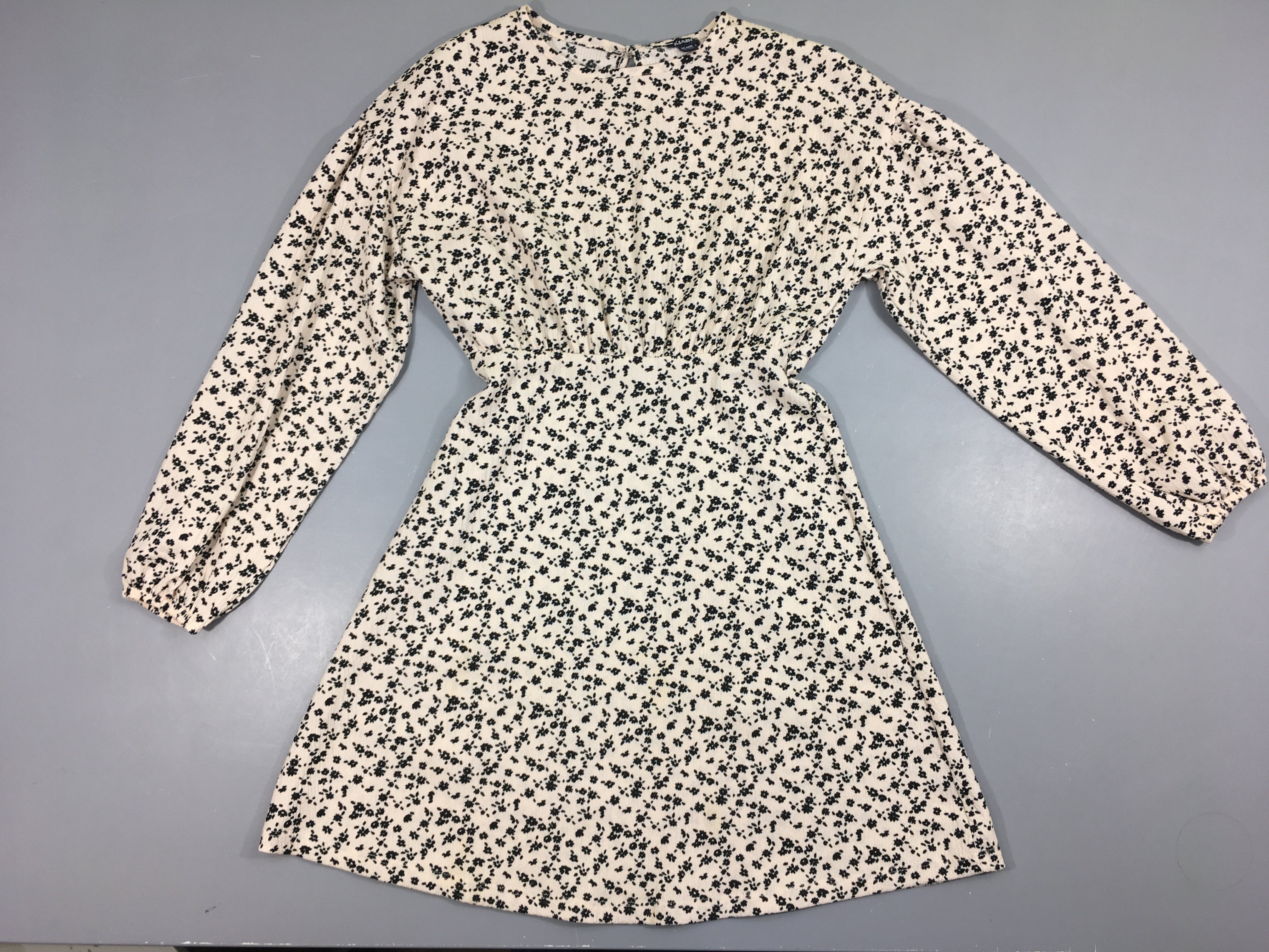 Robe m.l mousseline beige fleurs noir