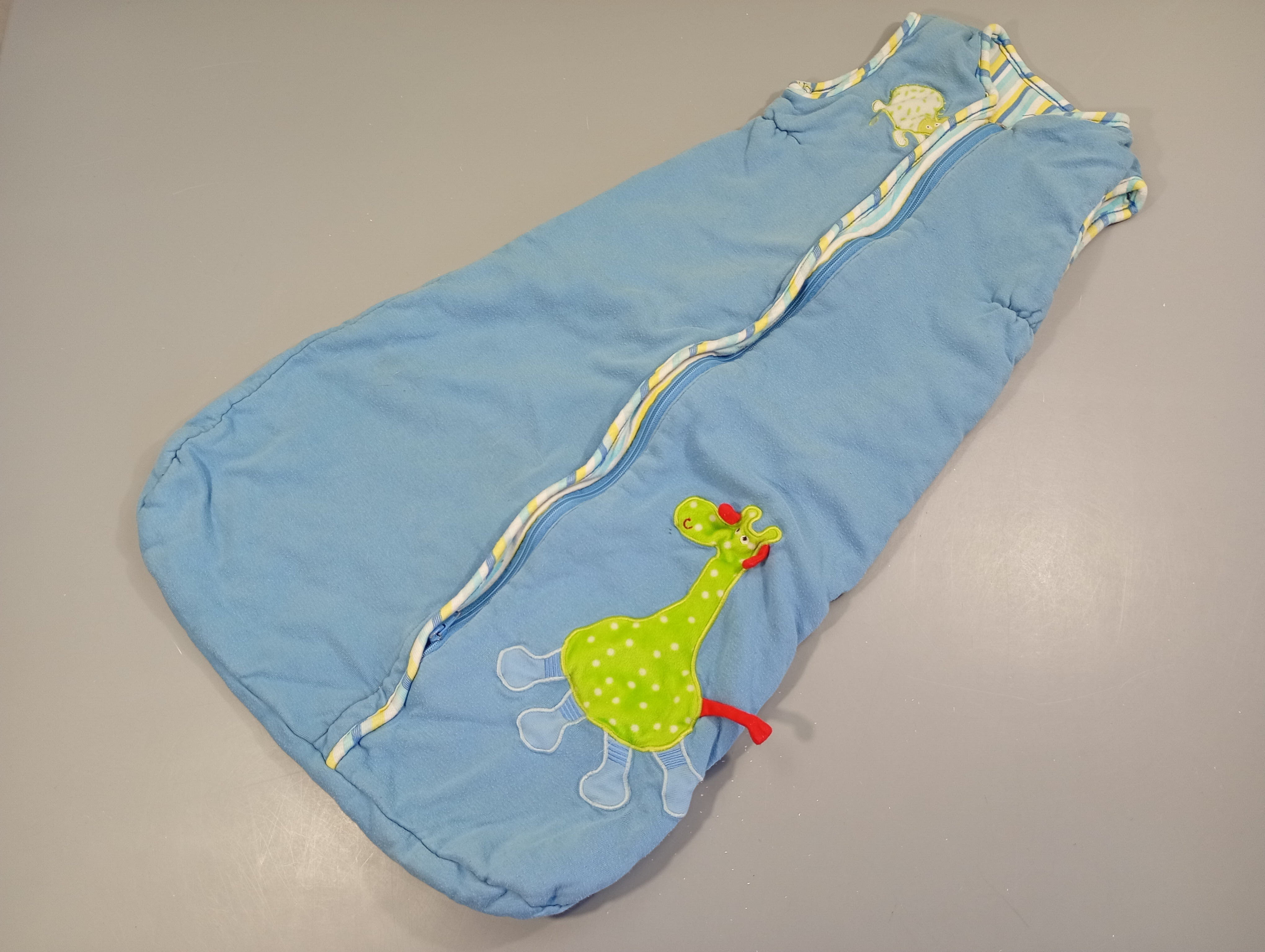 Sac de couchage bleu clair, hérisson et girafe.  Un peu bouloché  -77cm