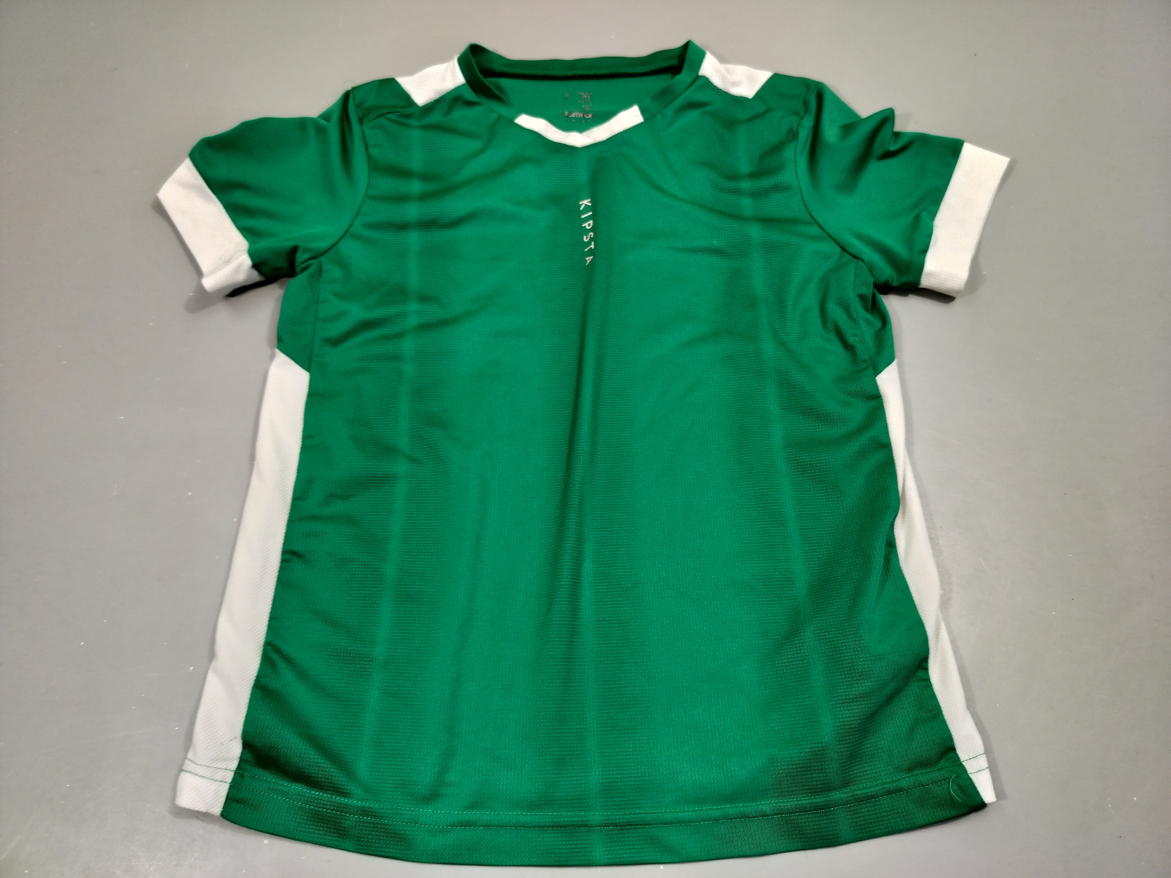 T-shirt m.c de sport vert et blanc . Pas de taille indiquée, estimée 7a
