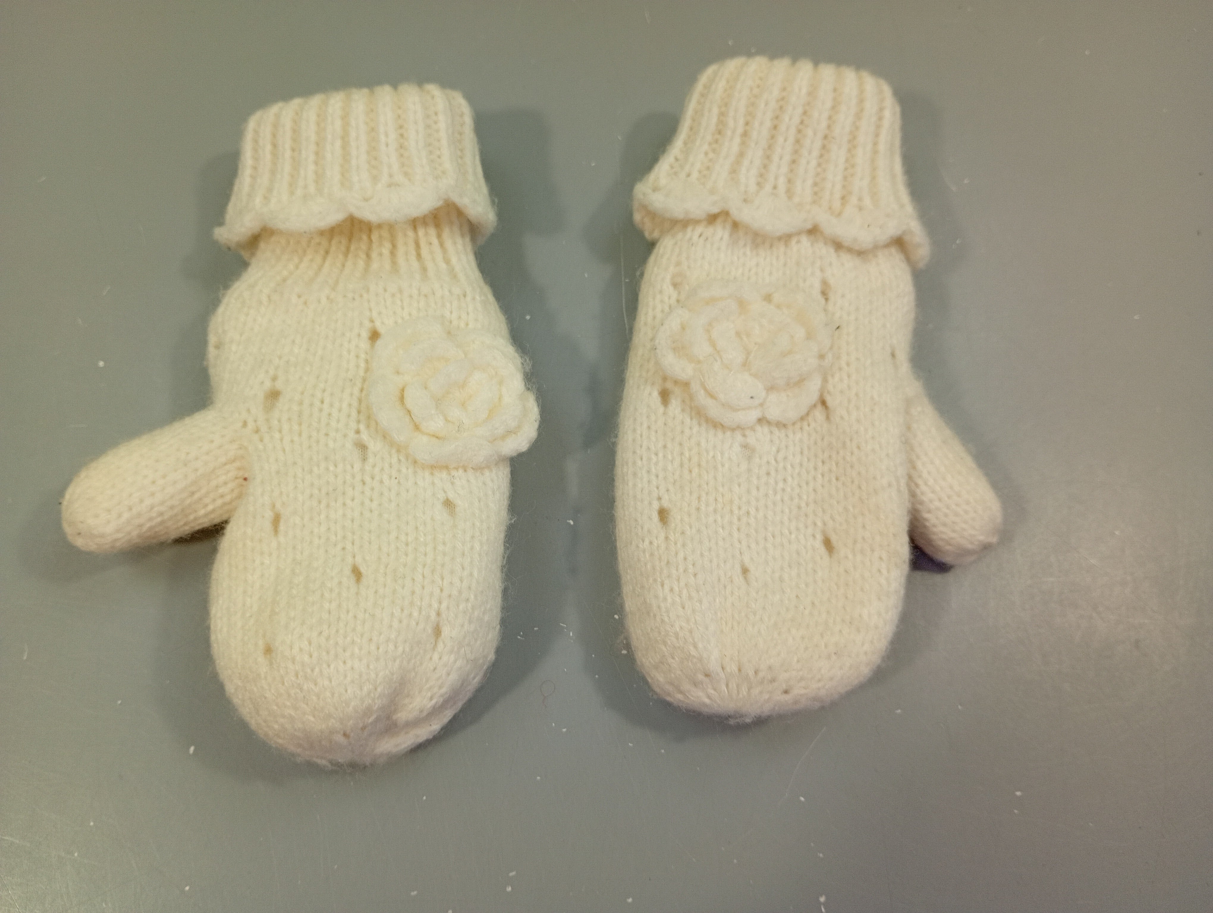 Mouffles tricot blanc, petite fleur