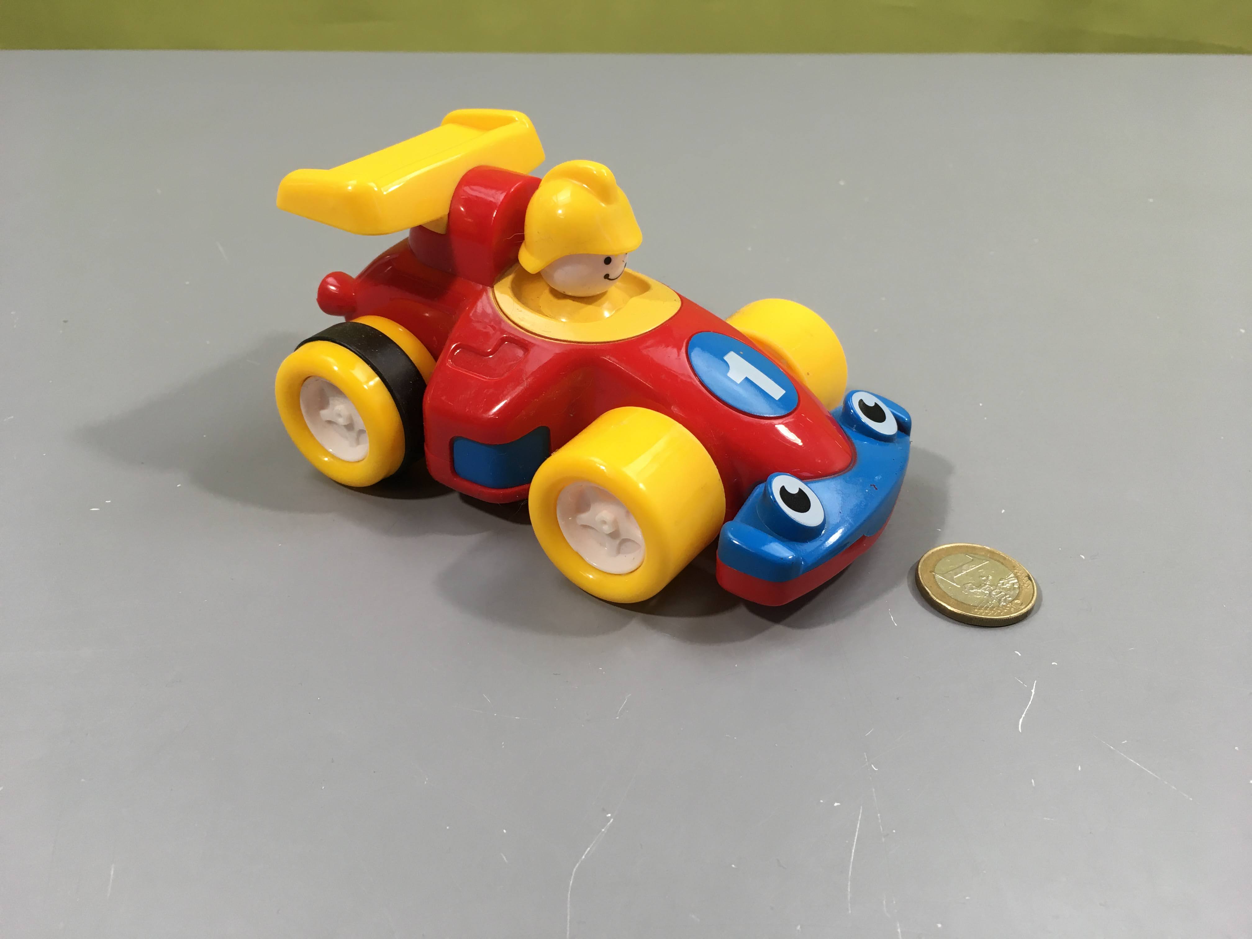 Voiture de course rouge-jaune-bleu 1