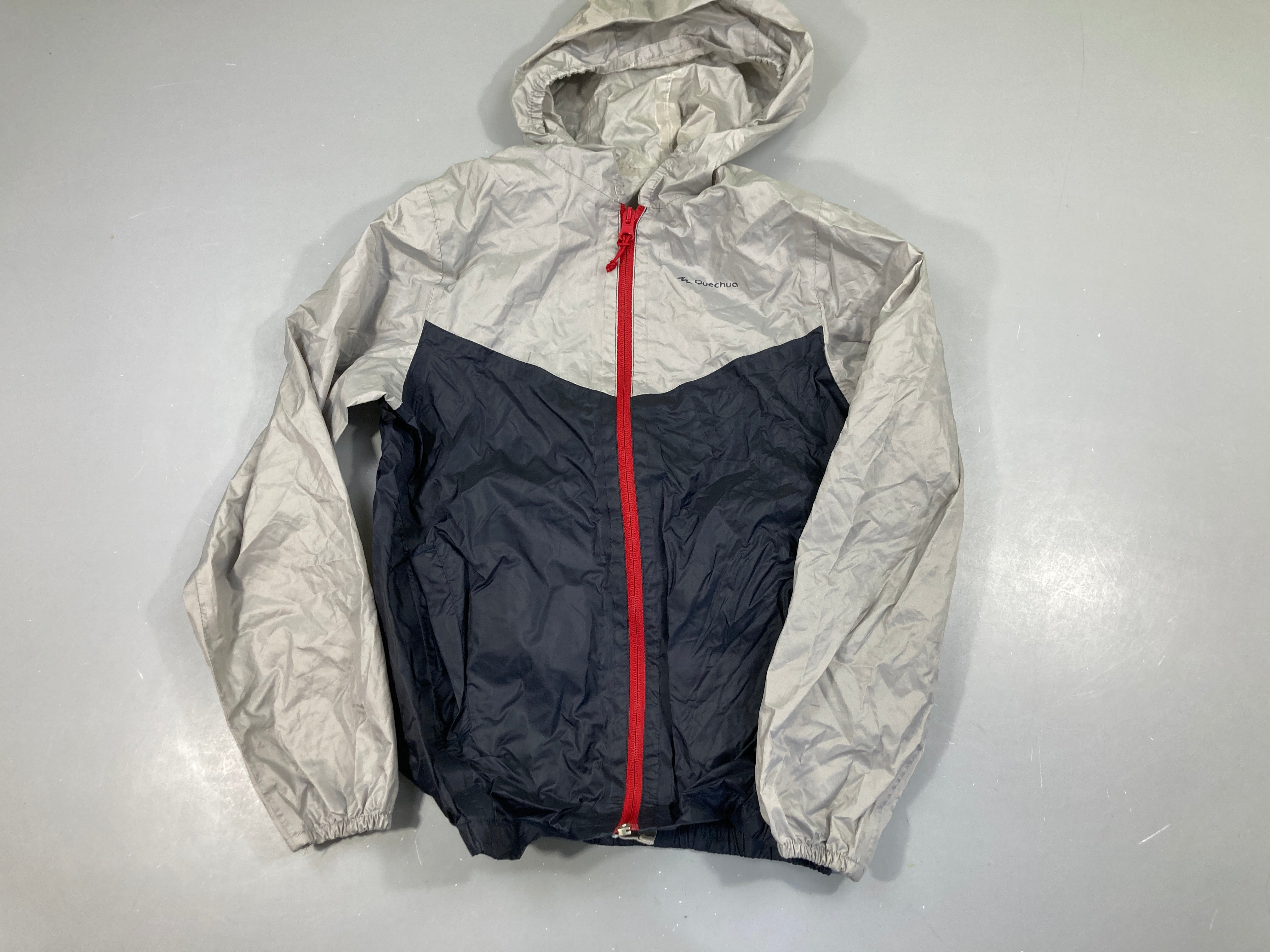 Veste k-way gris-bleu à capuche bleu