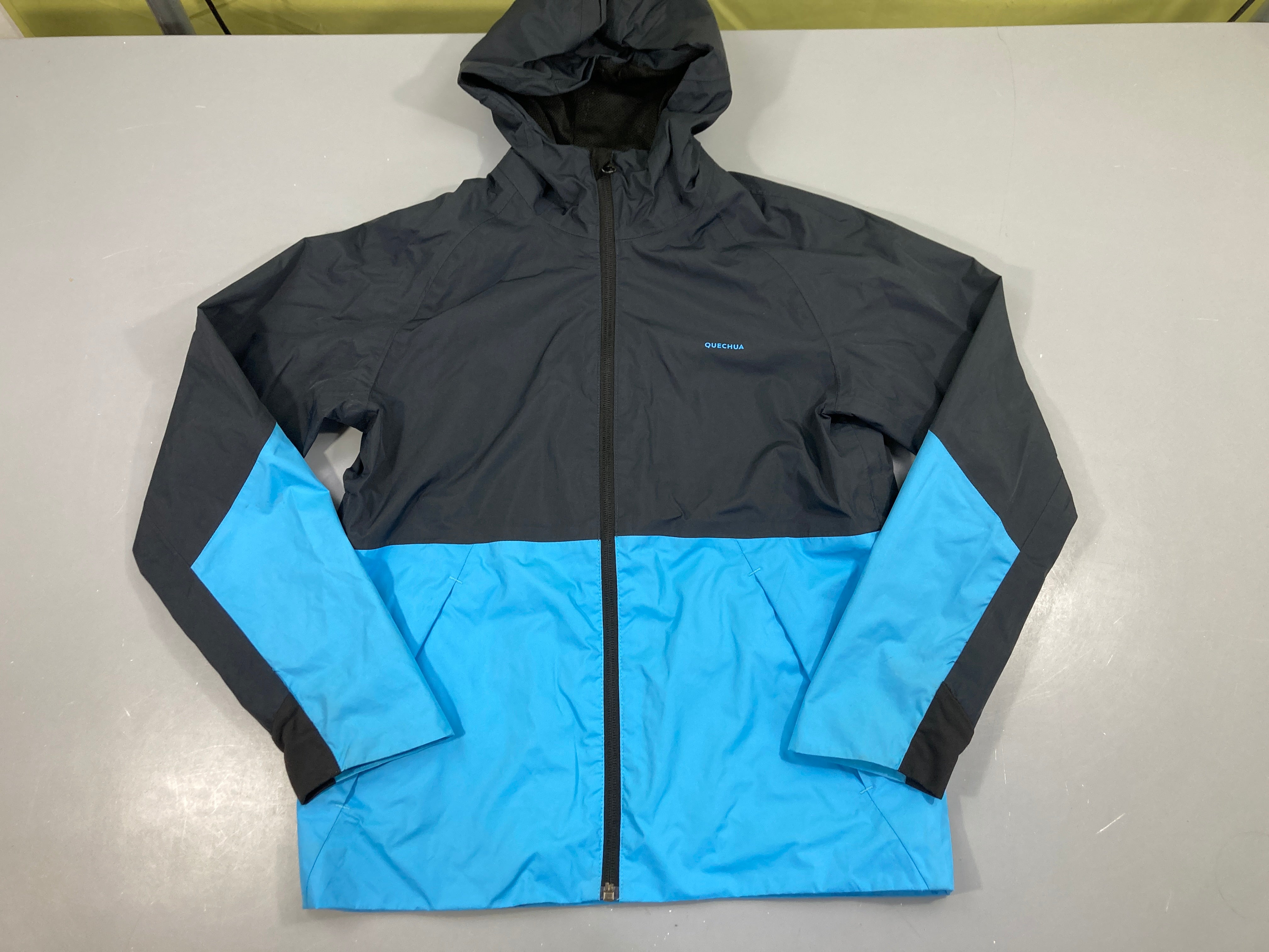 Veste coupe vent à capuche bleu