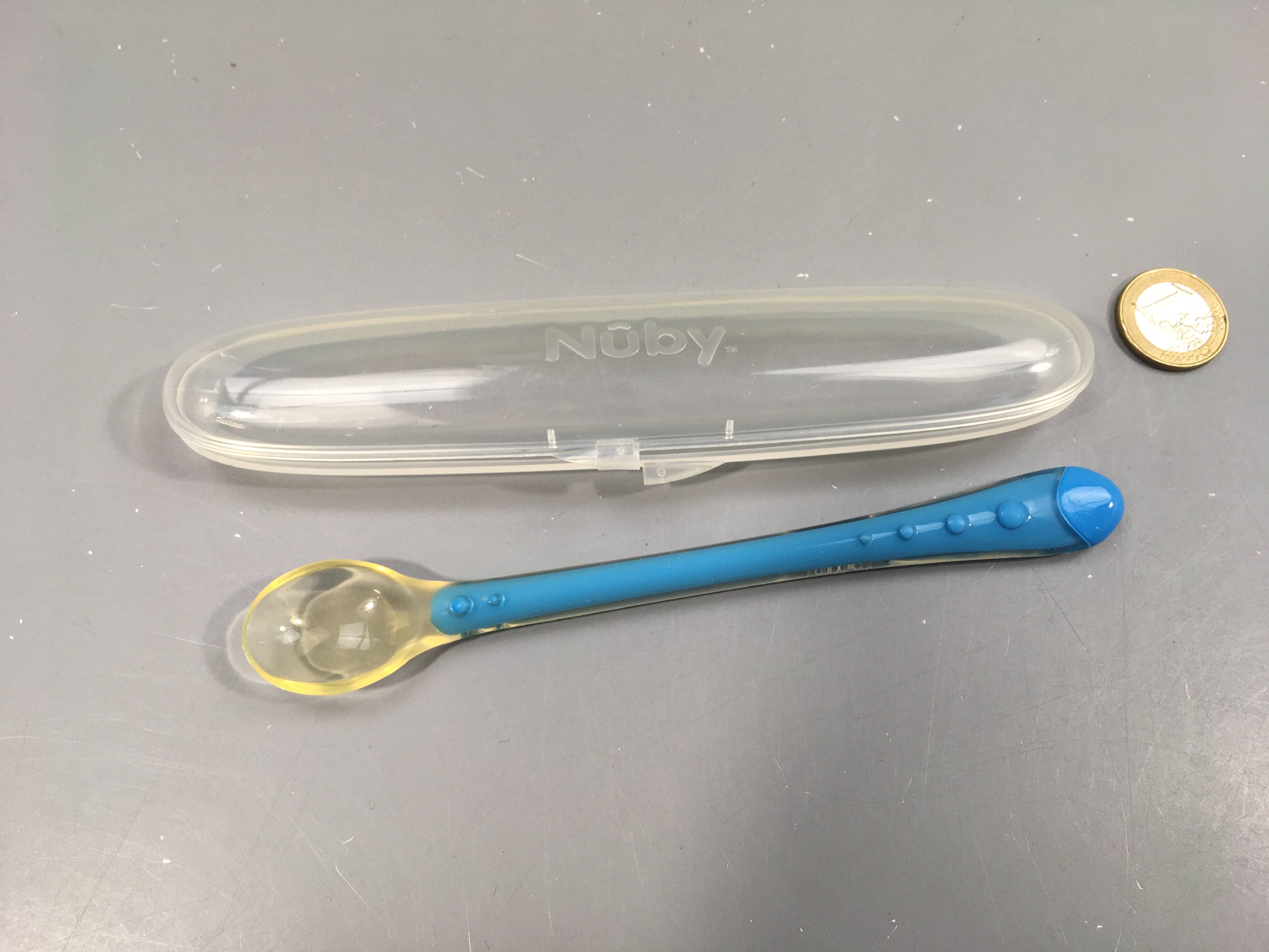 Cuillère bleue en silicone doux Dès 6m