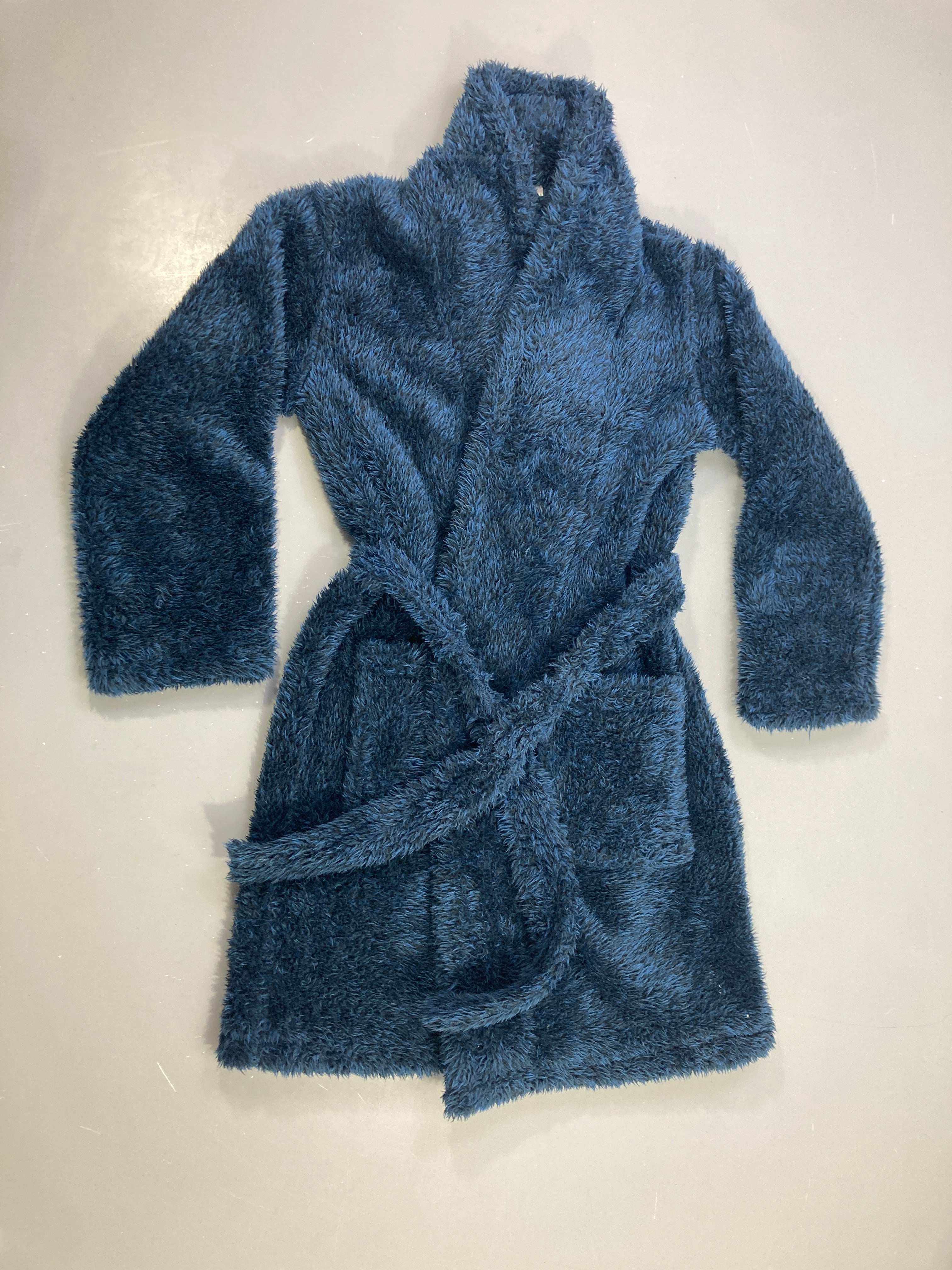Peignoir duveteux bleu, ceinture