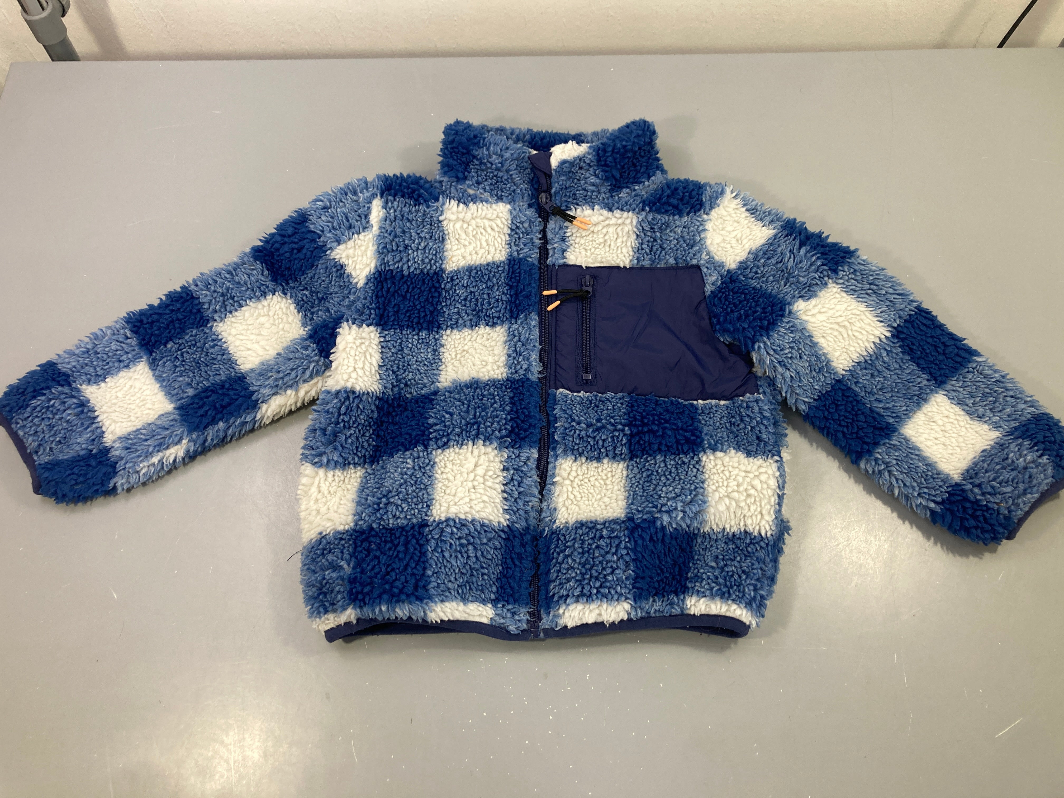 Veste zippée sherpa carreaux bleu blanc, poche bleu marine
