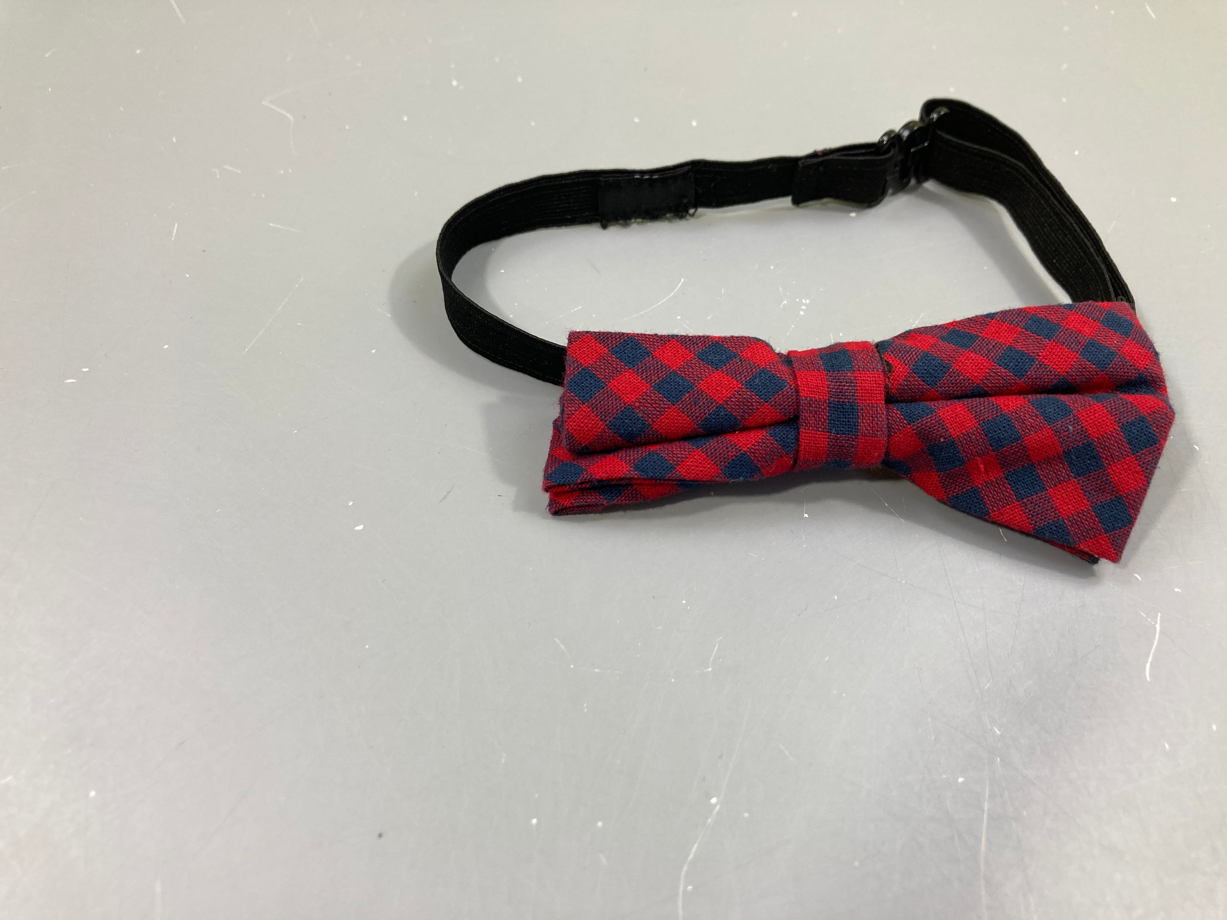 Noeud papillon à carreaux bleu-rouge