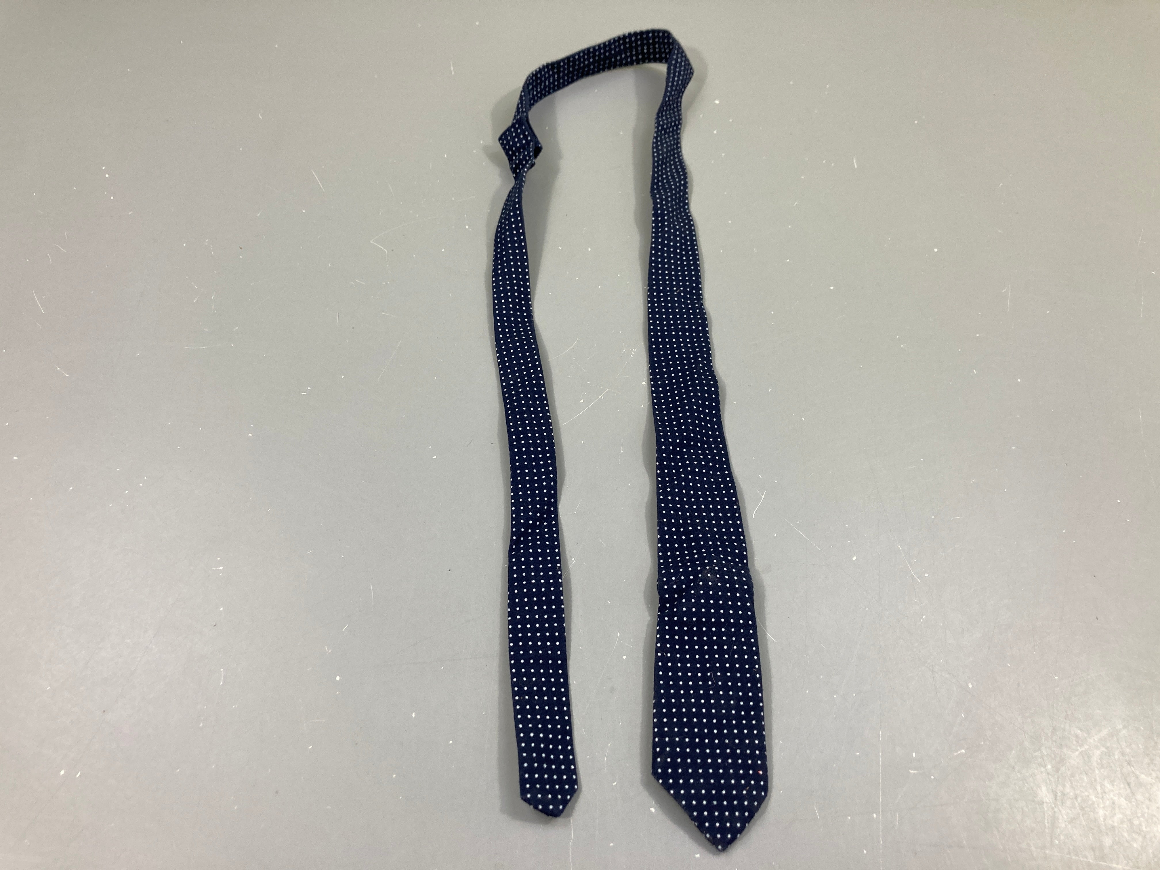 Cravate bleu foncé pois blancs (petite taille)