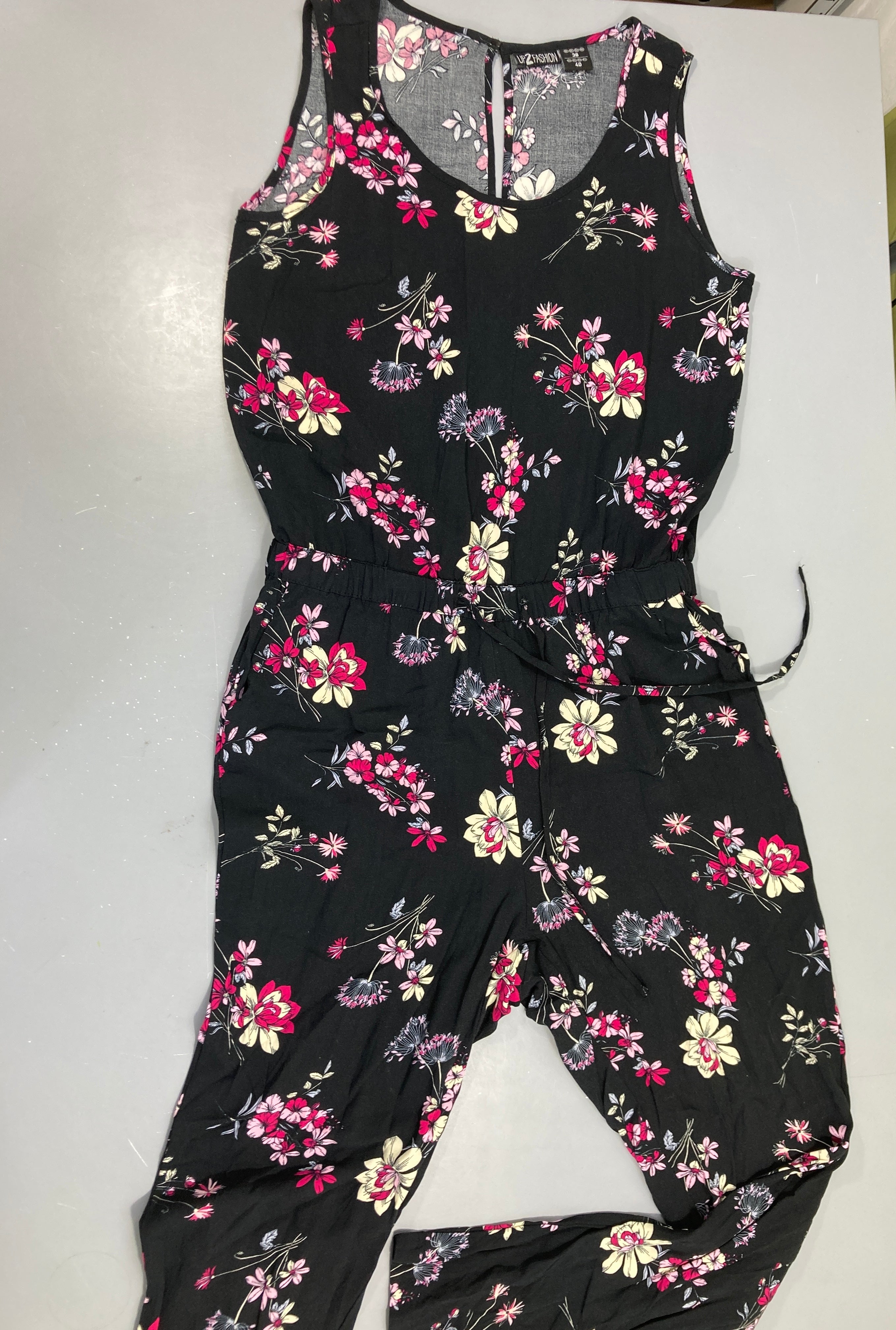 Combinaison noire fleurie roses