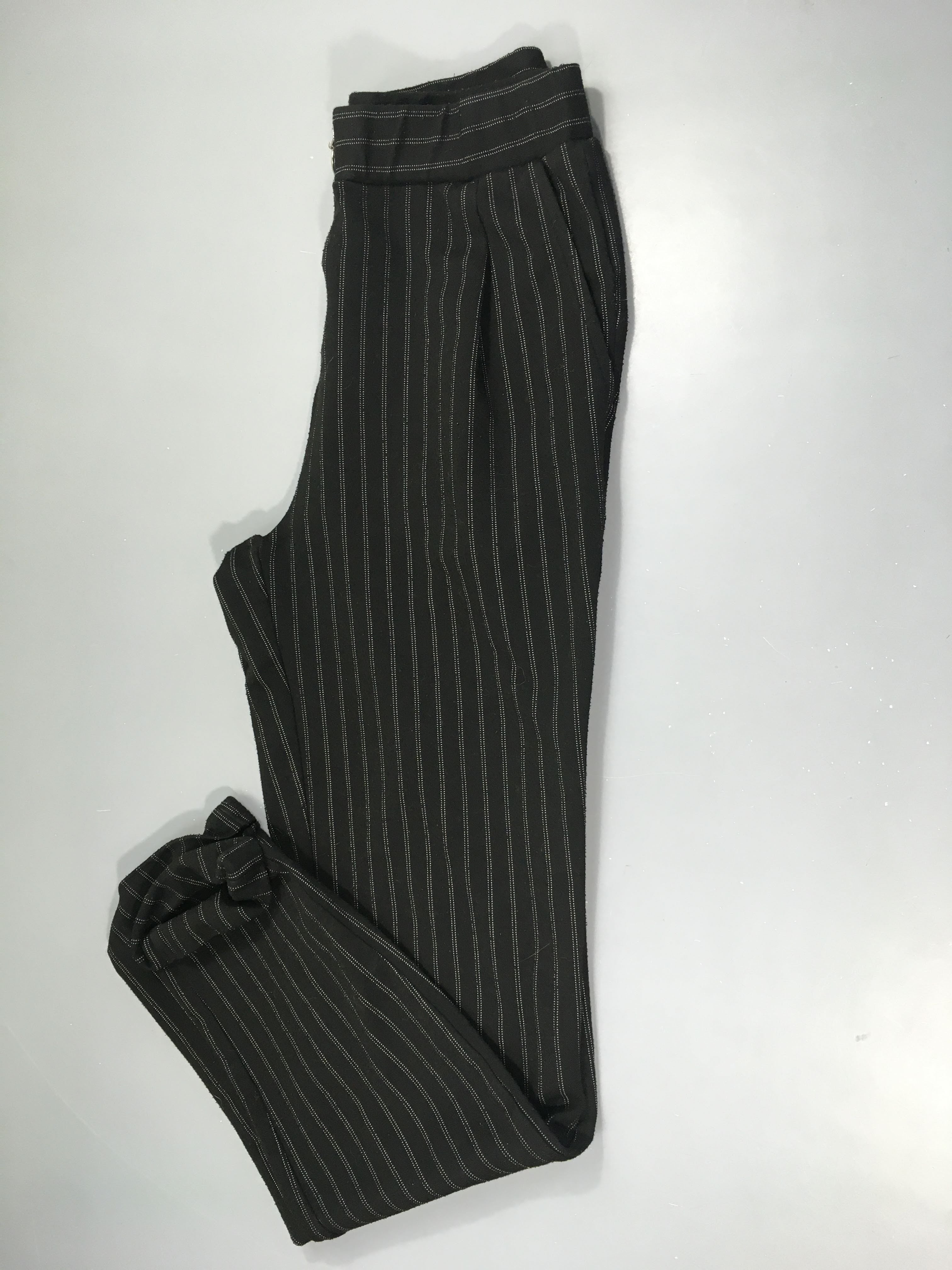 Pantalon à revers noir ligné fin gris
