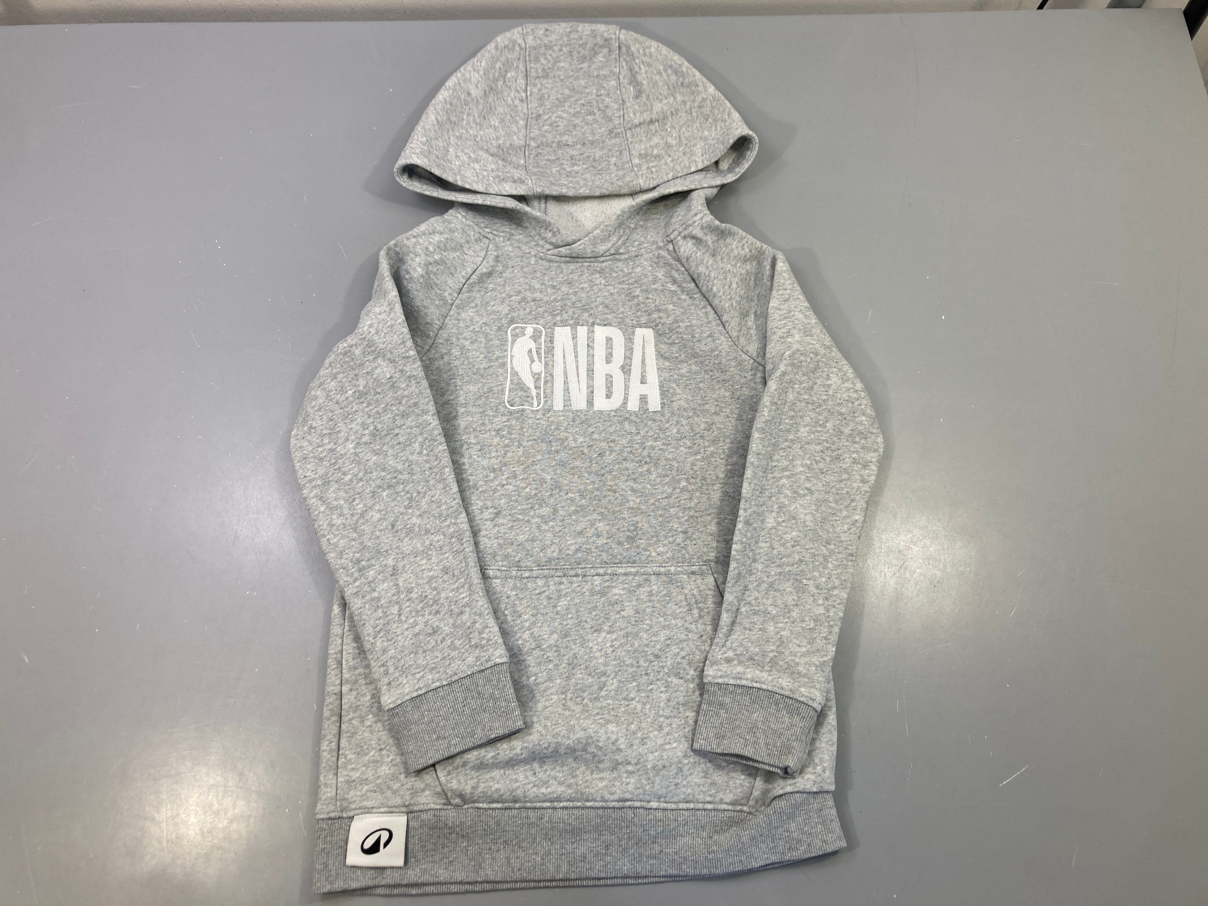Sweat capuche gris chiné imprimé NBA