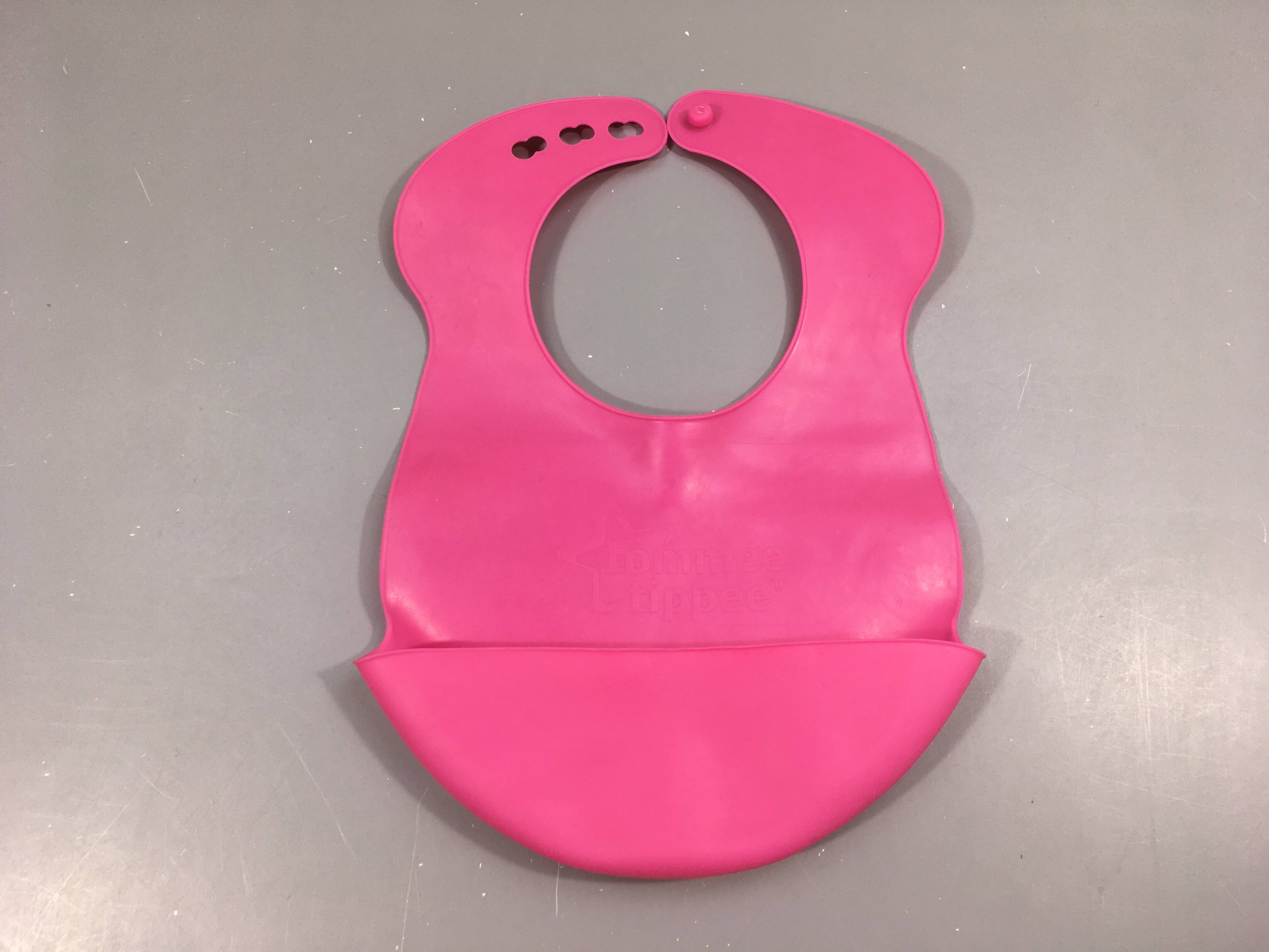 Bavoir rose en silicone avec bac récupérateur