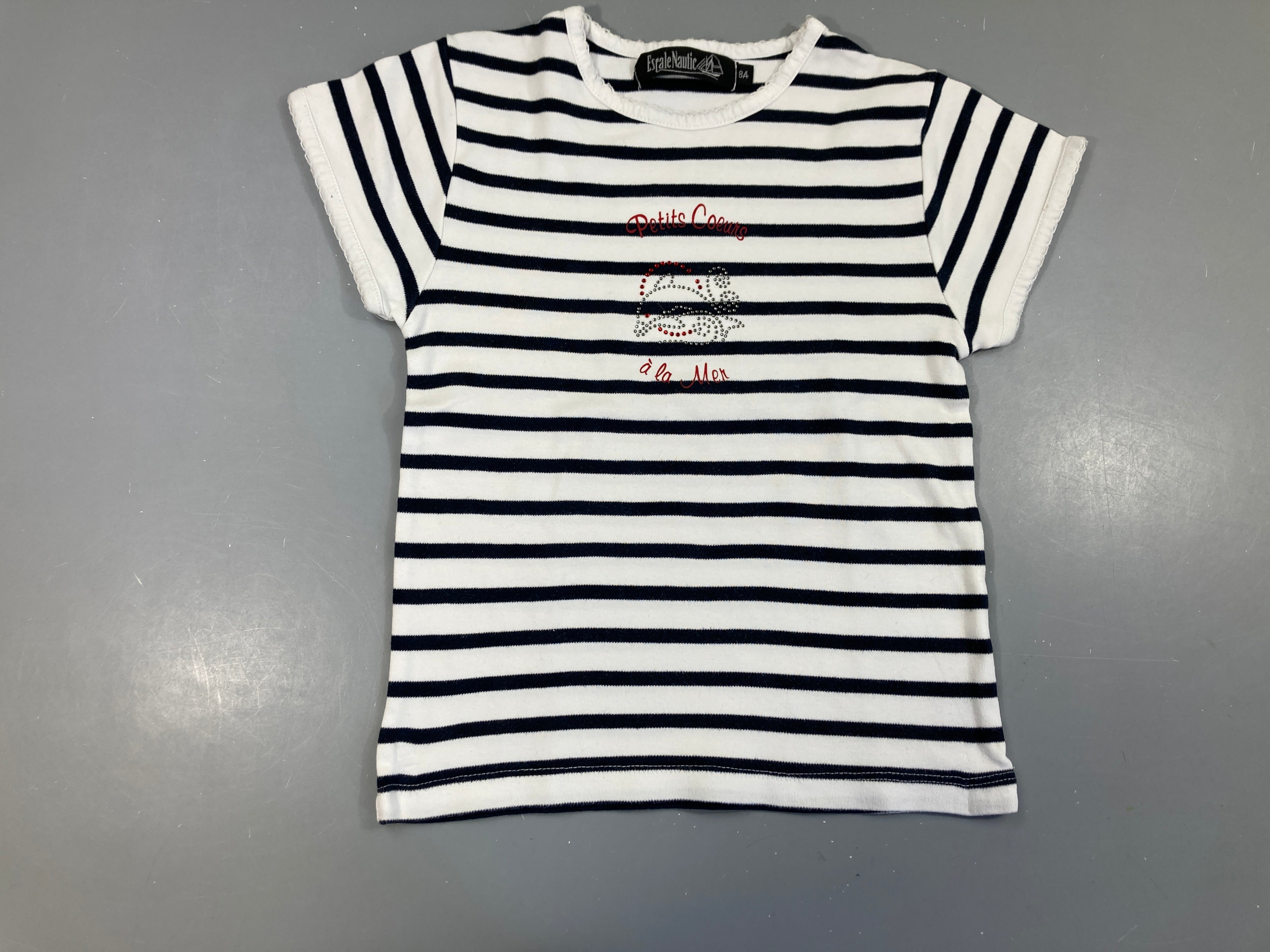 T-shirt m.c blanc rayé bleu foncé petits coeurs strass, légèrement bouloché
