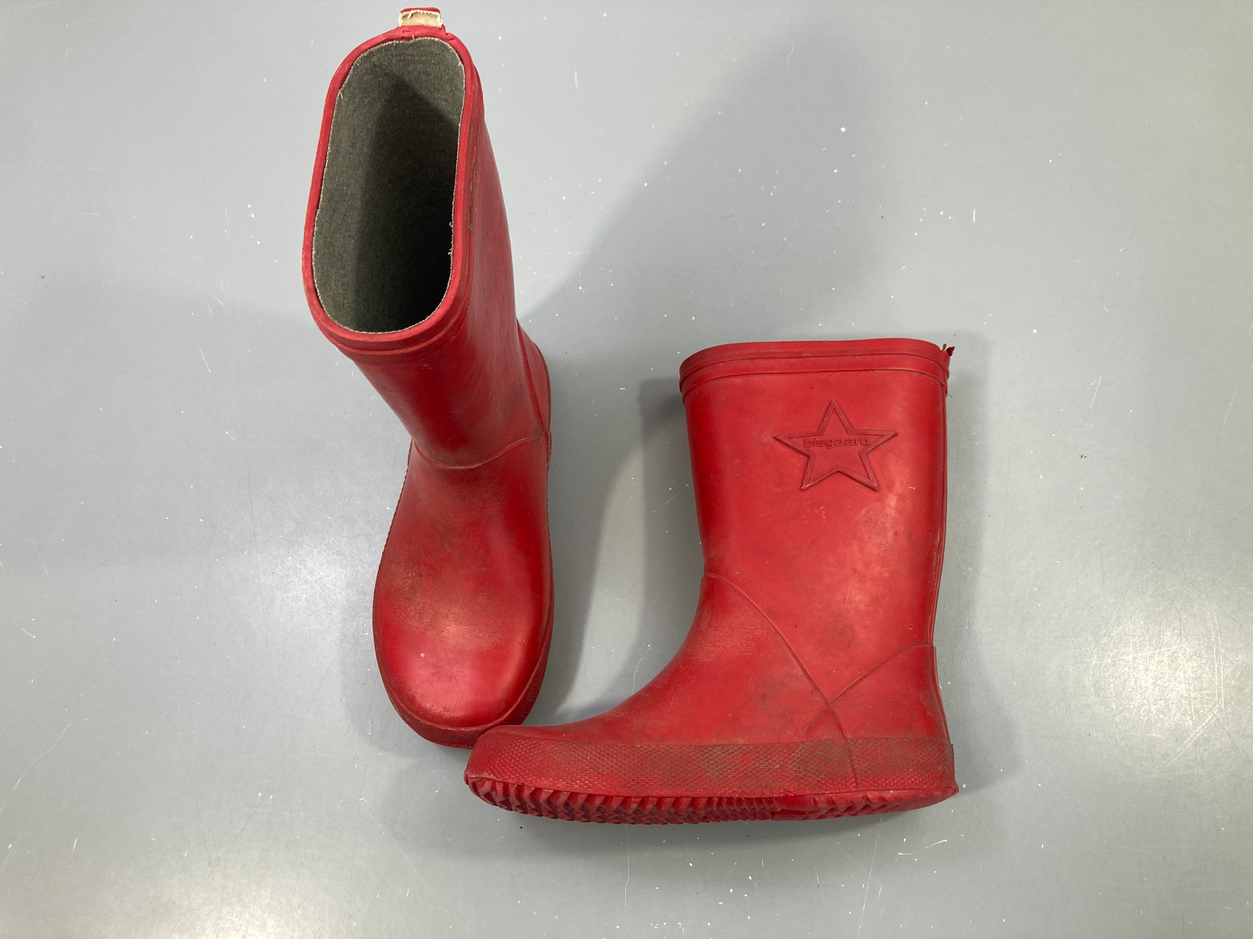 Bottes de pluie rouges étoile, Bisgaard Semelles usées par endroit