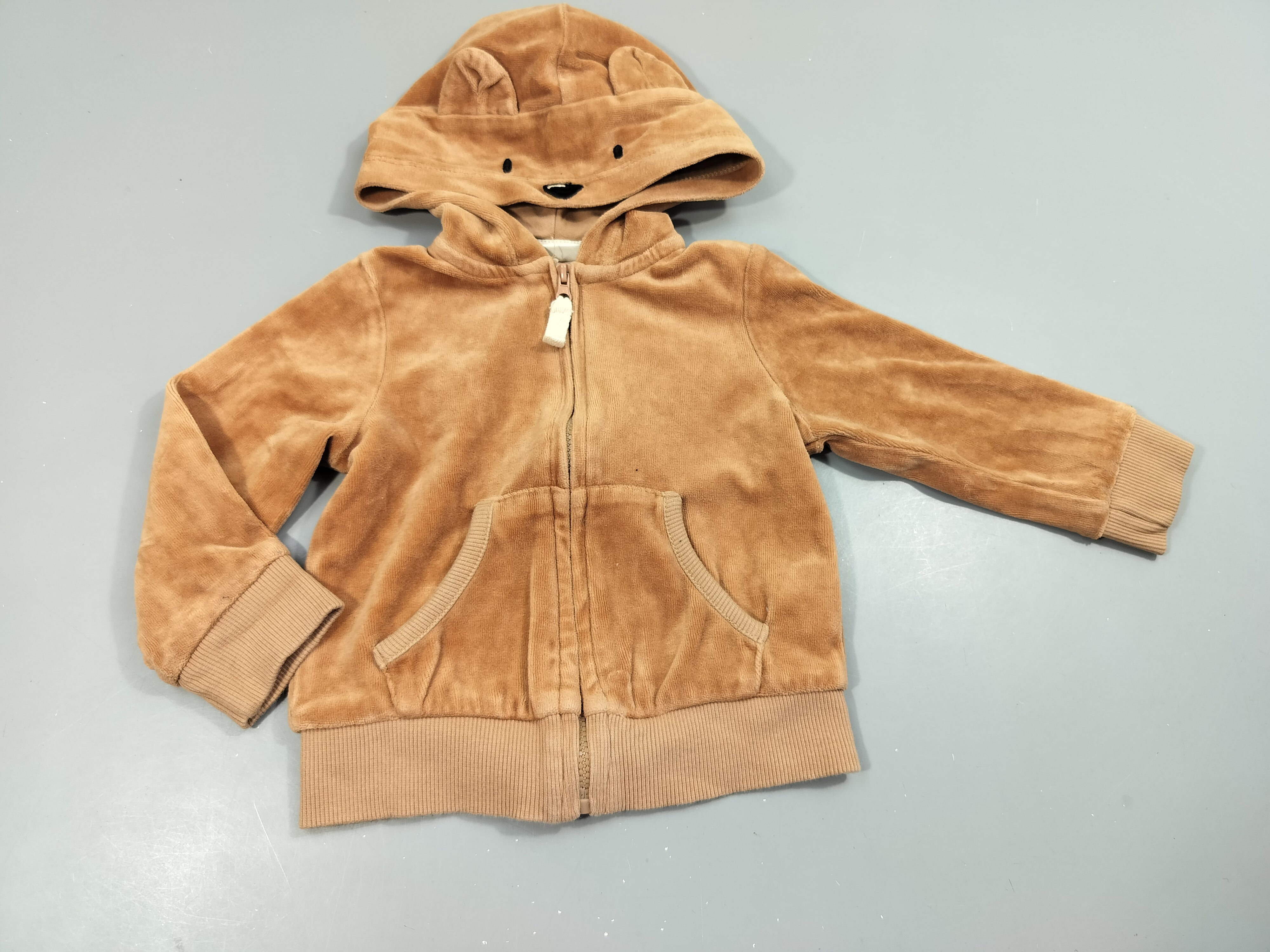 Sweat zippé à capuche velours brun clair . Pas de taille indiquée, estimée 12M