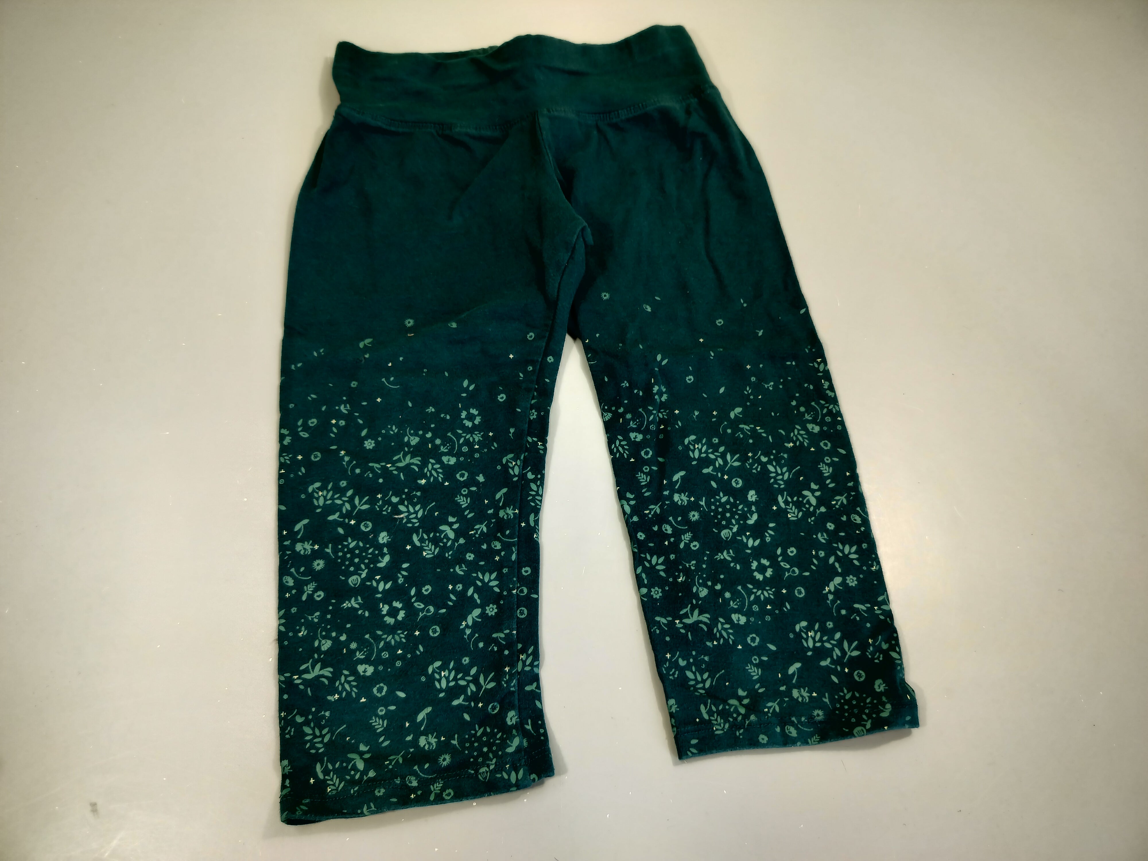 Legging 3/4  vert, motifs feuilles . Pas de taille indiquée, estimée 7a
